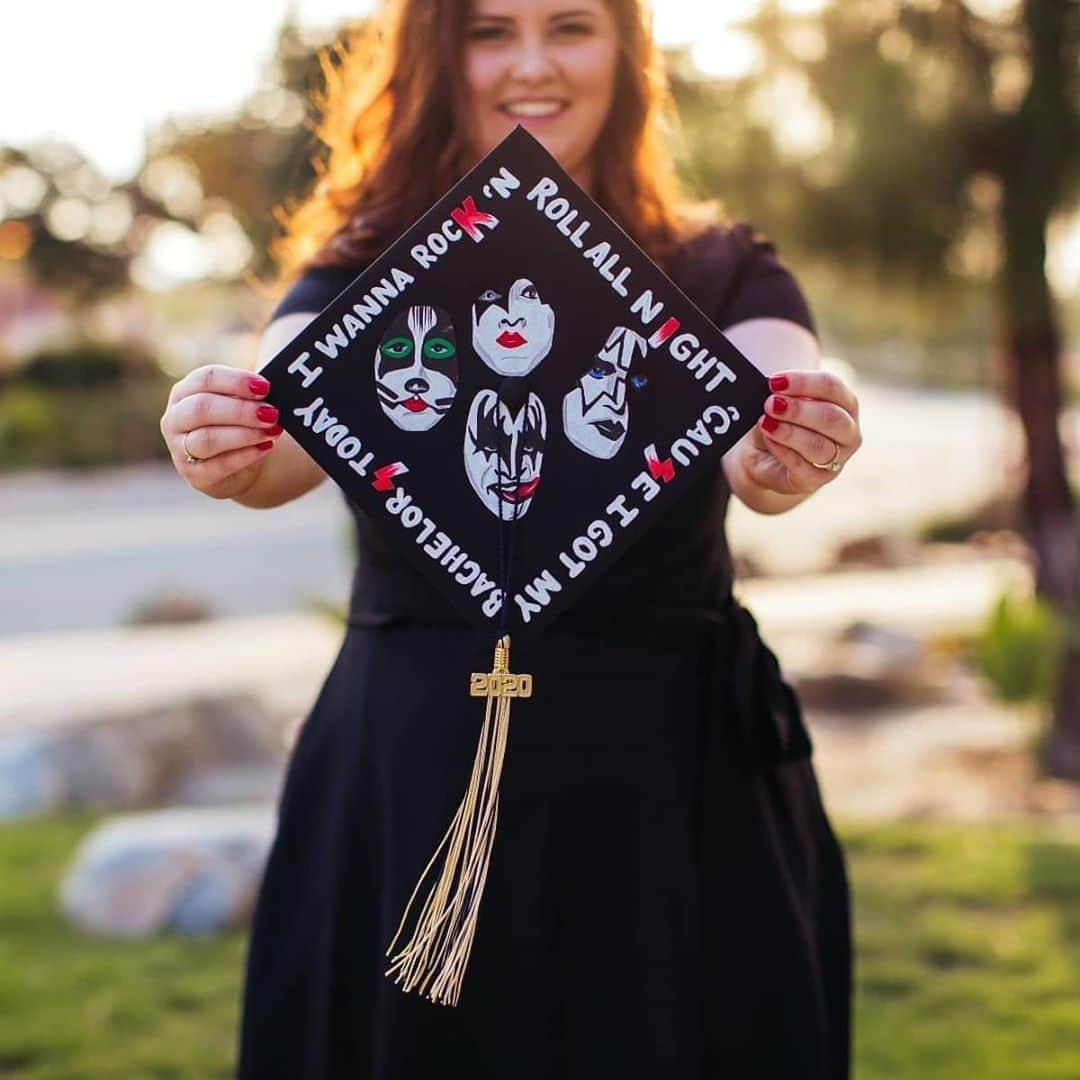 KISSさんのインスタグラム写真 - (KISSInstagram)「Graduating with #KISS! Check out Gracyn Moore Ross's KISS graduation cap. So sool! Congratulations, Gracyn. #KISSARMYROCKS!」9月16日 3時53分 - kissonline