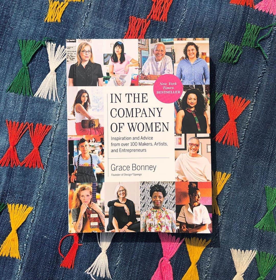 Grace Bonneyのインスタグラム：「🎉🎉NEW WEBSITE UPDATE: Since publishing the first edition of #inthecompanyofwomen so many of you have shared with me the DIY mock ups you've made of *your* spreads in the book. You've designed the pages to look just like the book, answered your own questions, and posted them on social media or tacked them to your inspiration boards. So when I thought about celebrating the new paperback edition (out today!), I wanted to create a website that would let anyone upload their own image, answer questions from the book, and create their own custom In the Company of Women spread-- with YOU as the star. That website is now LIVE and ready to go!! Visit the link in my bio (book.designsponge.com) and click "Participate" you can create a spread that turns your photo and your answers into a page you can print, save, share online (hashtag them #inthecompanyofwomen and I'll share them here!) or with friends. There's also a link to send this to someone else you admire who you think should have their own spread, too. Thanks to Jenny Volvolski and Brett Burwell for building this new site for us. It feels like the spirit of the book in website form: a place where everyone is in the company of strong, talented and inspiring women.」