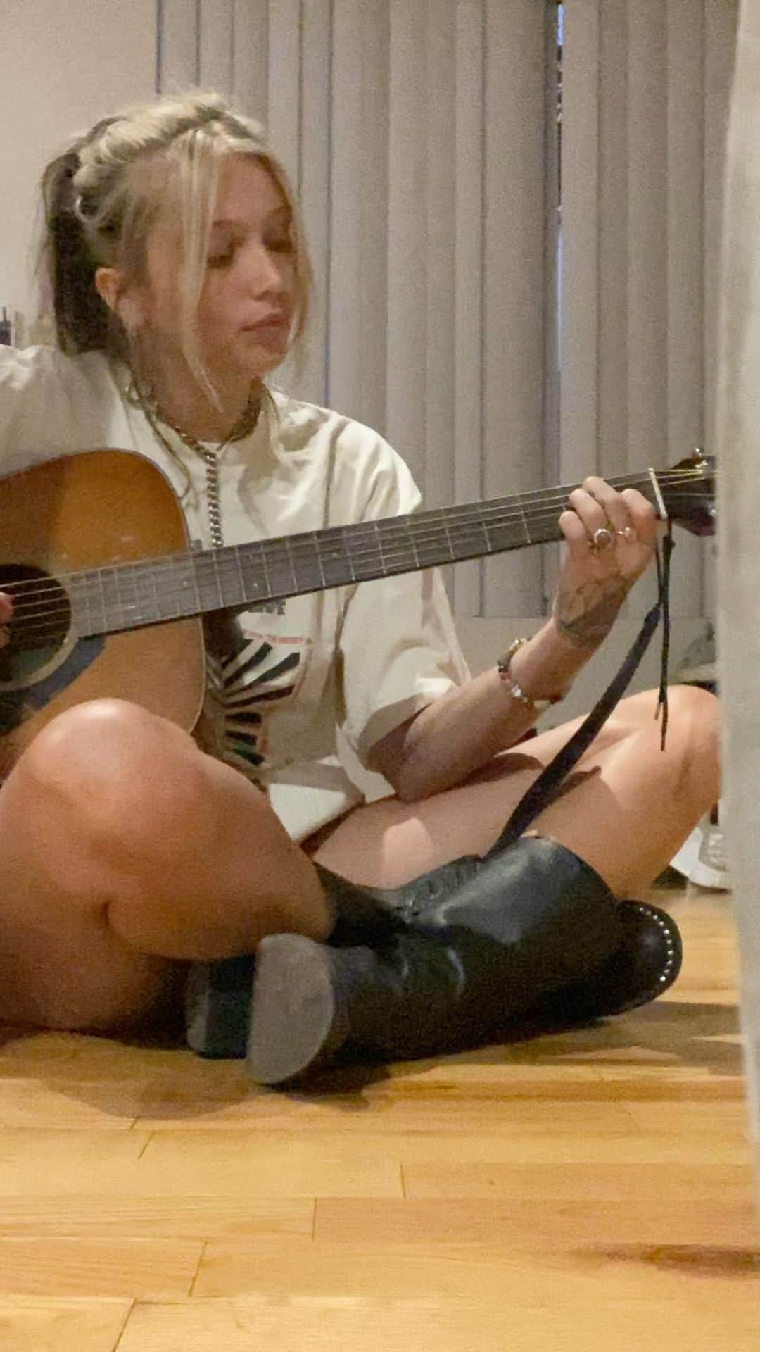 ケイリン・ルッソのインスタグラム：「Wow I’m sorry I didn’t realize I cut out the hook. Let’s try this again」
