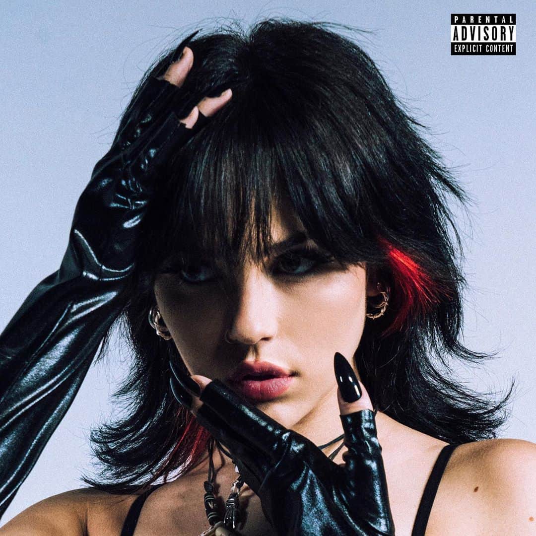 のインスタグラム：「happy to finally announce PARANOIA ep out jan 22. pre order / pre save on friday 🖤🔪✂️🕳🩹」