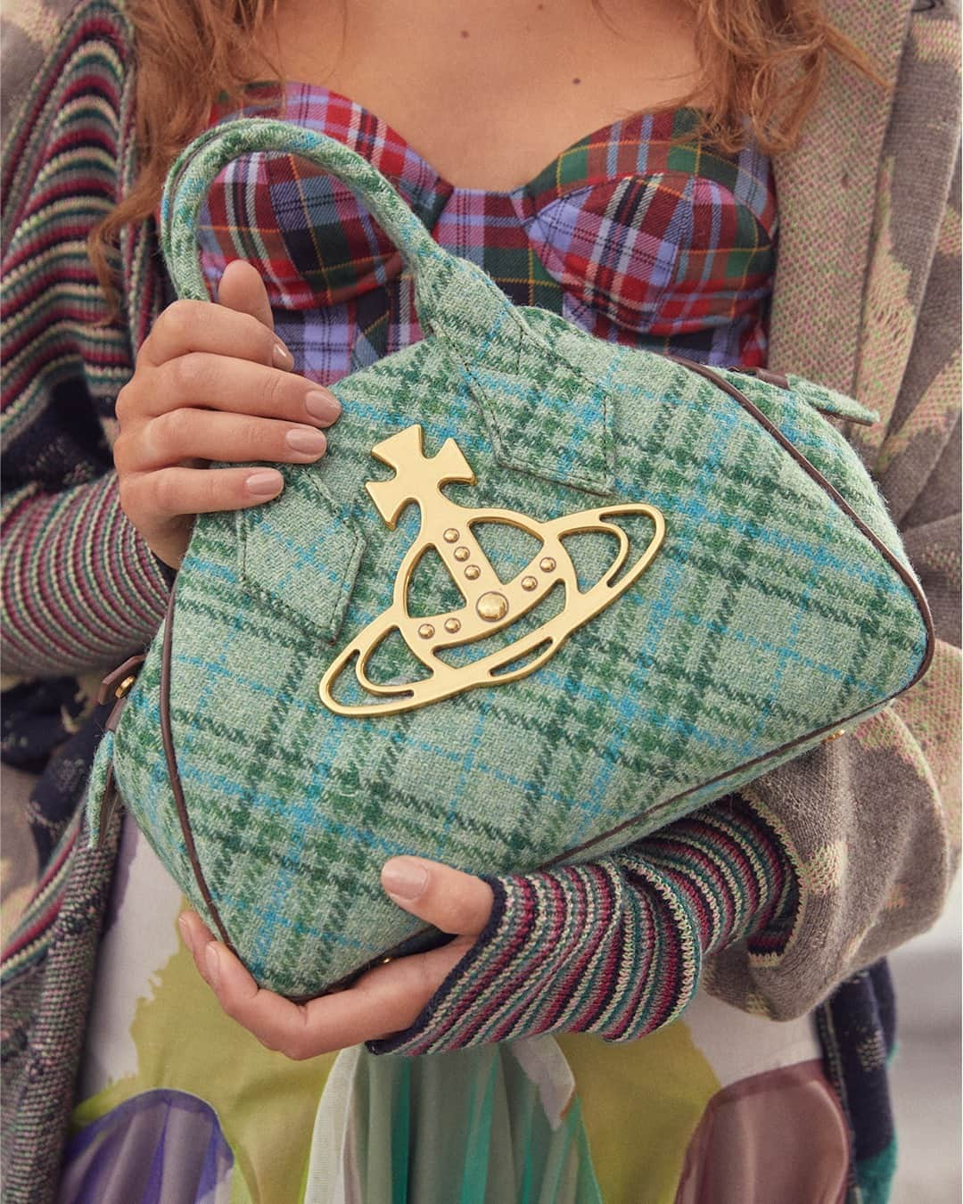 ヴィヴィアンウエストウッドさんのインスタグラム写真 - (ヴィヴィアンウエストウッドInstagram)「Made from Harris Tweed in a patterned green Tartan, the Yasmine bag is the perfect winter staple for AW20/21. Highlighted with soft brown leather trimming and piping, this iconic bag has the oversized Orb studded onto the front panel for a stylish finish. #VWAW20 #WestwoodBags」9月16日 4時01分 - viviennewestwood