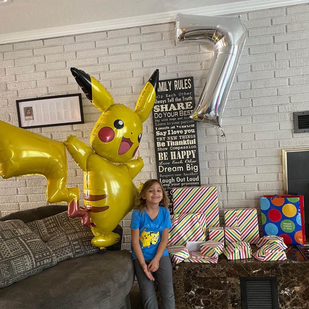 ニック・ジャクソンのインスタグラム：「Can’t believe I have a 7 year old girl. Happy birthday Alison! Daddy loves you more than you’ll ever know.」