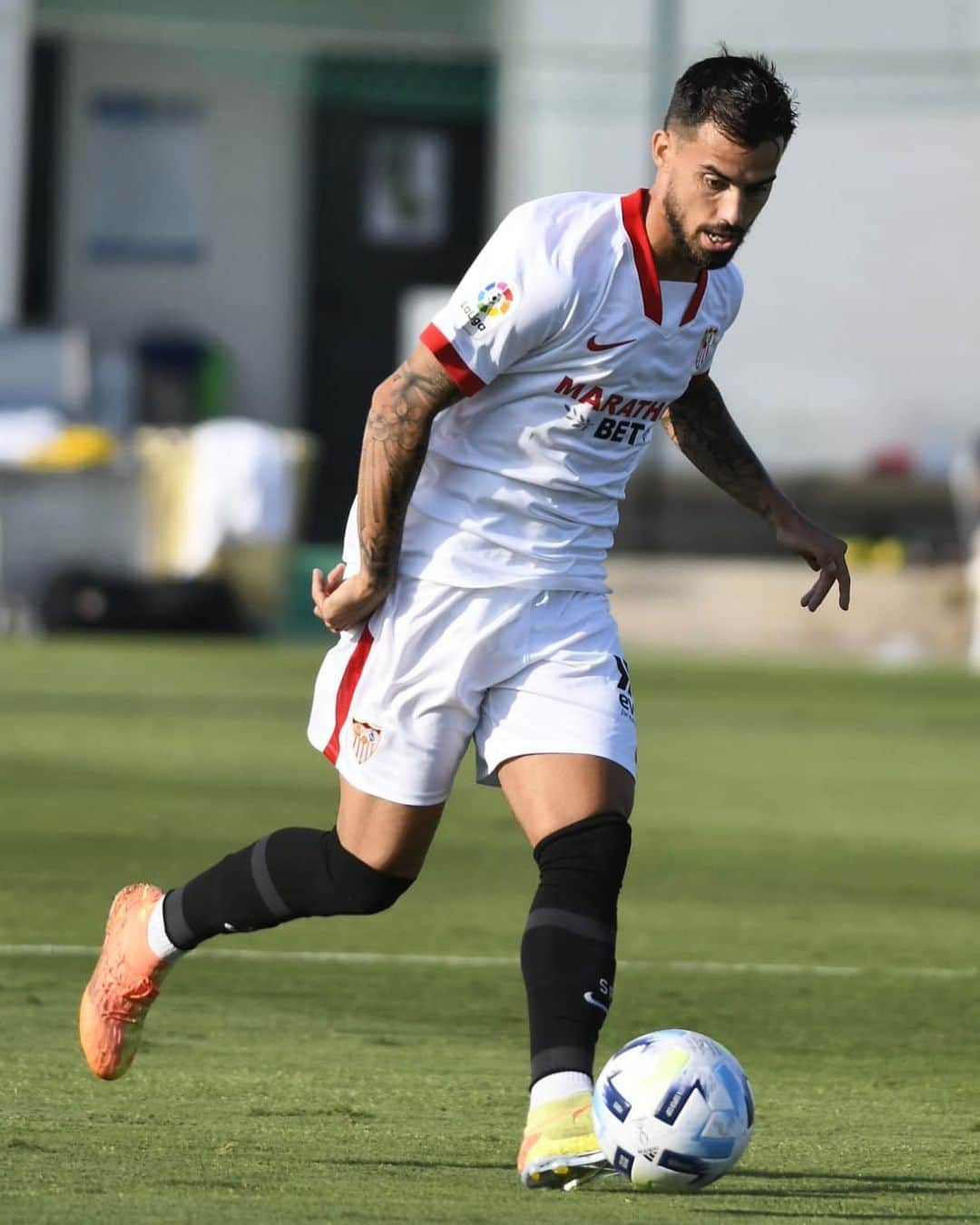 ヘスス・フェルナンデス・サエスのインスタグラム：「Primer partido.  Nos queda otro más el viernes y empezamos con lo bueno. No se para.. 🔥 💥 @sevillafc」