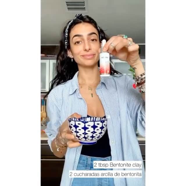 Weledaのインスタグラム：「@Waterthruskin shares how she makes her homemade clay mask using our Awakening Oil! ❤️#weledaskin」