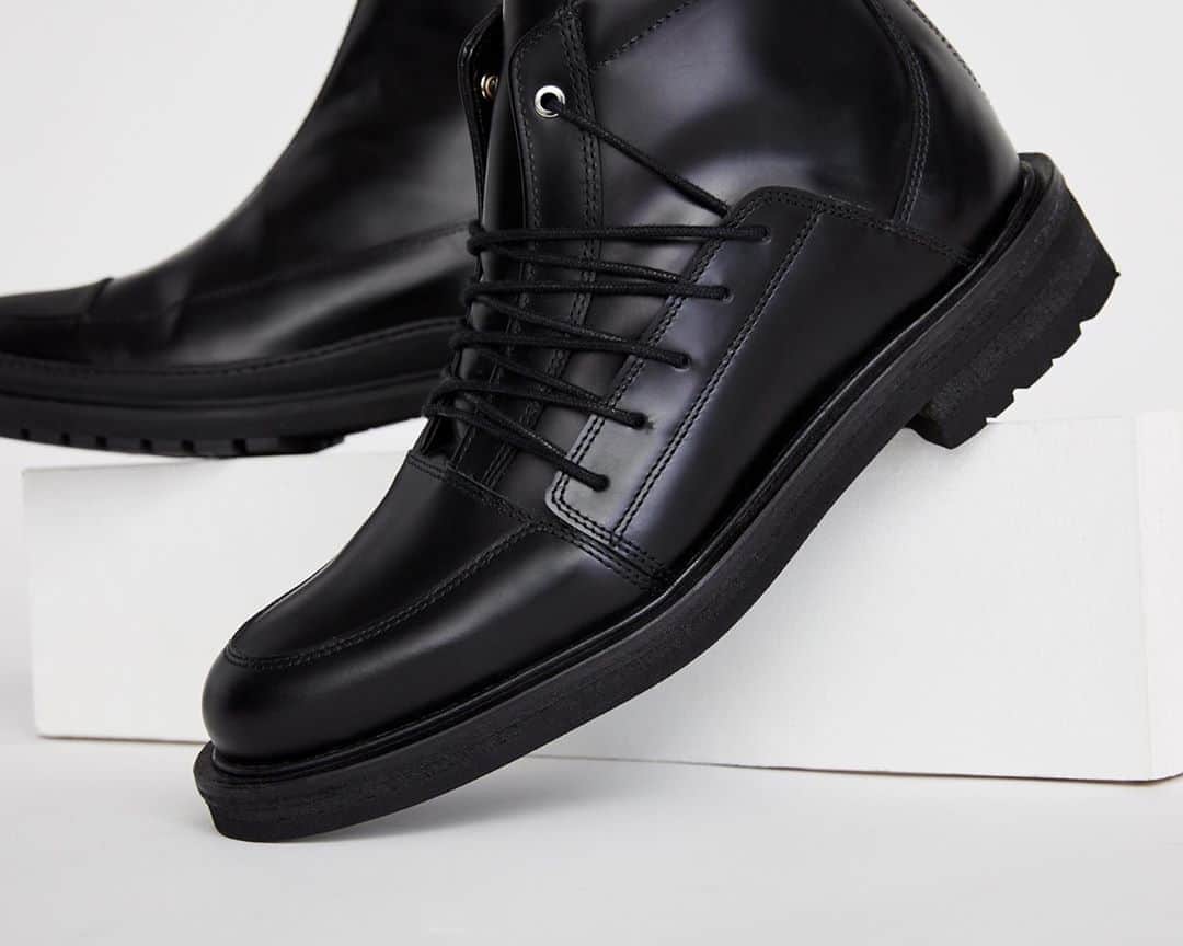 ウォントのインスタグラム：「Strength, style and sophistication. New fall footwear offerings combine a contemporary take of a slip-on and lace-up style with our signature high-performance sole. Tap to shop the Eriksson and Velasca boot.  #wantlesessentiels」