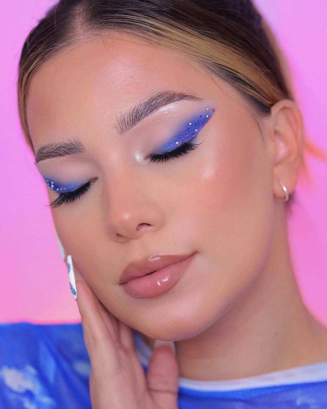 Kylie Cosmeticsさんのインスタグラム写真 - (Kylie CosmeticsInstagram)「dreamy sailor glam ☁️✨ @monicarosemua using the Sailor Palette, Kiss Me, Sailor Lip Kit and Private Island High Gloss! ⚓️⁠ shop the collection now on KylieCosmetics.com⁠⠀」9月16日 4時26分 - kyliecosmetics