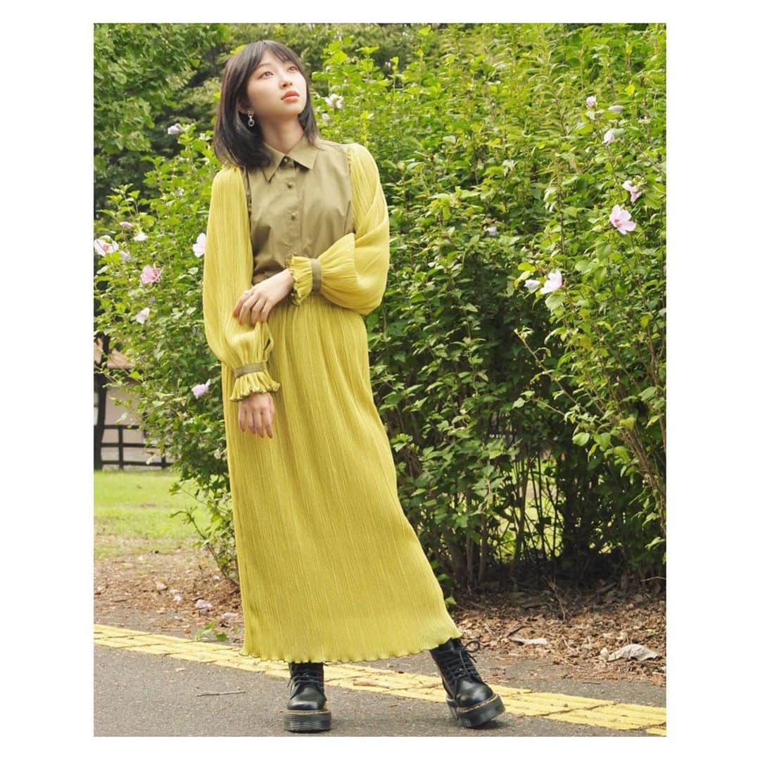 辻野かなみのインスタグラム：「❤︎﻿ ﻿ 👗#かなみしふく﻿ ﻿ 私にはちょっぴり珍しい？黄色の服💛﻿ ﻿ スカートと同じで袖がプリーツになってて﻿ とってもお気に入りです🙆🏻‍♀️💓﻿ ﻿ ﻿ 昨日の投稿で！﻿ もぅ、気がついてくれてる方もいましたが✨﻿ YouTuberのあさぎーにょさんが手がける﻿ ファッションブランドのです☺️﻿ ﻿ Tops＆Skirt #poppytokyo﻿ Shoes #Dr.Martens﻿ ﻿ #instagood #instalike #followme」