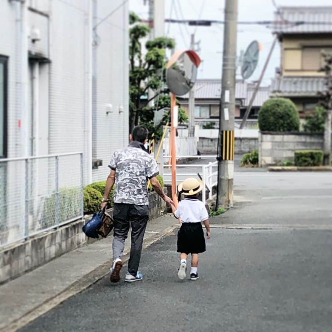 生島早織さんのインスタグラム写真 - (生島早織Instagram)「何年ぶりだろう⁉️  友達に誘われバトミントン🏸  ガッツリ2時間🏸 良い汗かきました〜  勿論その後はランチしてゆっくりたっぷりお話しして〜😄  自宅に戻ったら双子達リクエストの手提げバッグを作りました。 今回は、裏地を付けてみたけど、張り切って母に見せたら「こう言う時は〜』ってアドバイスあり。  先に相談すれば良かった😅  しかし！ きっと喜んでくれるはず❣️ 細かいところは気にしないはず❣️  次回はもっと上手く作るから〜💪  裏地が少し古臭いのは、実家に眠っていた生地を使ったから🤣  今朝もバス停までじーじと行くと言う長男🚏  なかなかの名コンビ❣️ これからも仲良くお願いしますね😍  #双子育児 #双子ママ #じーじとばーば #一時帰国中 #何年ぶり #バトミントン #親友と #リクエストが多い」9月16日 13時51分 - saori.ikushima