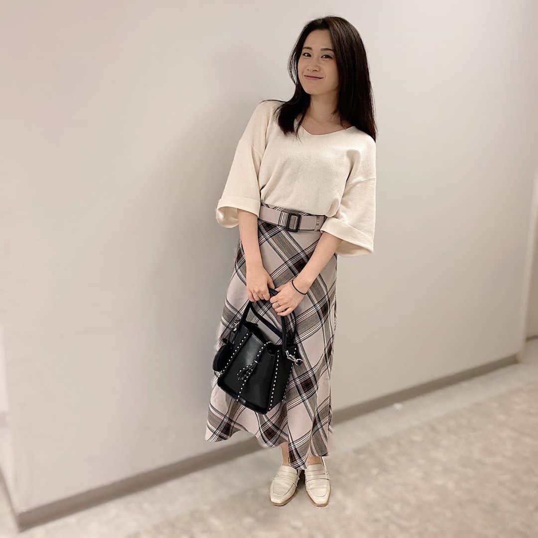 鈴木芳奈のインスタグラム：「秋だー🍁 秋になるとチェック柄ばっかり選んでしまう👀 寒くなってきたので体調管理きをつけてねっ」