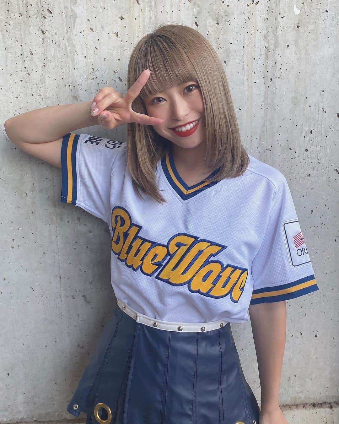 SAYAKA（BsGirls）さんのインスタグラム写真 - (SAYAKA（BsGirls）Instagram)「. . 復刻ユニフォームどうですか？？💙💛  ほっともっとフィールド神戸での 3連戦が始まり、  見事昨日はBuffaloes の勝利でしたね🌈✨ 嬉しすぎたぁぁ！  思い出が沢山ある球場なので、 1年ぶりにまたこの球場で皆さんと一緒に バファローズを応援できて幸せです😣❣️  本日も勝てるようにご声援宜しくお願いします🤘🧡  📸 : 昨日MOEKAに前髪切ってもらったよん🤡✂️  #オリックス #BsGirls #Bs2020#baseball #プロ野球 #超革新的 #ORIX #buffaloes #京セラドーム大阪 #sayaka_354 #sayaka #vocal #performance #avex #ほっともっとフィールド神戸 #オリックスブルーウェーブ #復刻ユニフォーム」9月16日 13時52分 - sayaka_bsgirls_354