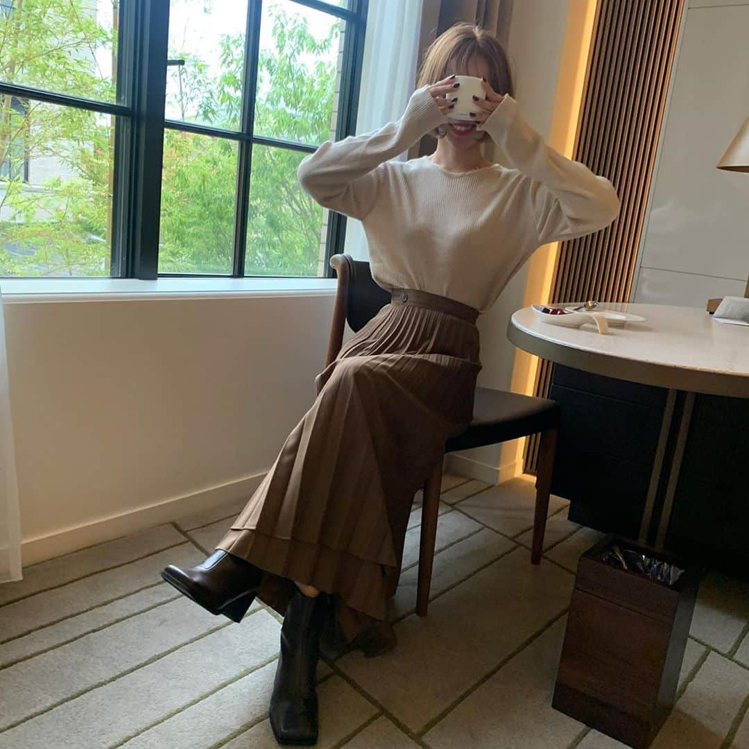 のインスタグラム：「おNUE 昨日までのご予約期間で たくさんのご注文 誠にありがとうございました🏷✏️  NUEのお洋服が皆様に愛されて すごくすごく嬉しく思います😢✨  相変わらず このような状況ではございますが、 少しでもNUEのお洋服で 幸せを感じて頂けますように🕯、 配送に向けて準備させて頂きます📦♡  ご予約となりますので お届けまでしばしお時間頂戴いたしますが 楽しみにお待ちくださいますと幸いです🤎  #NUEbyas」