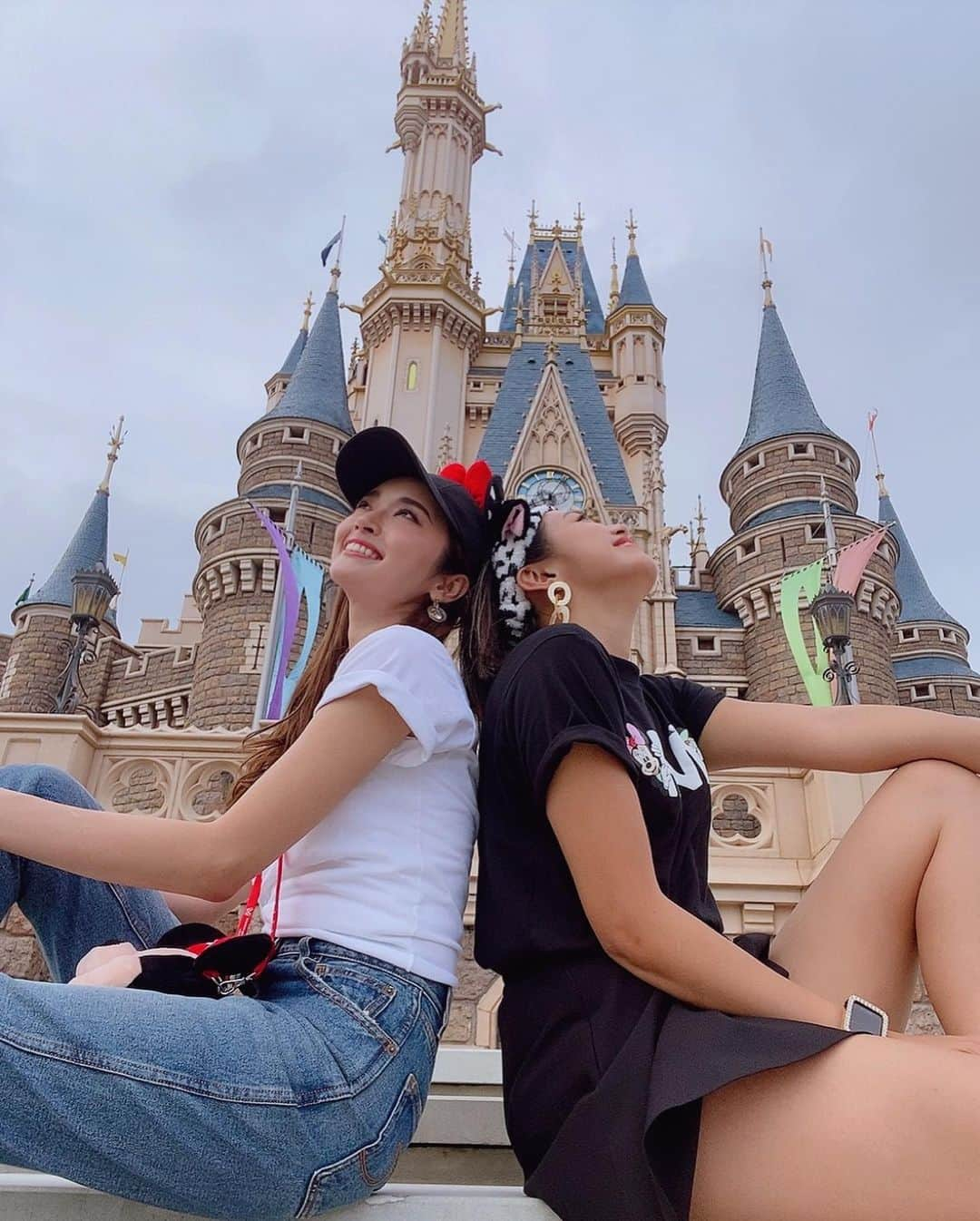 太田モニカさんのインスタグラム写真 - (太田モニカInstagram)「Disney land...🐭🏰👸 . . まじ楽しかったああ❤️ お互い誕生日近かったから お祝いって事でディズニー行ってきた✨ . . 女子あるあるなんだけどさw ディズニーいくとなんで お揃いコーデしたくなるんだろうね笑 . . でも、今回はお互いのしたいコーデに😂 . . まずはツーショットの投稿😍 明日は私のコーデ載せますっ💕 もう、既にディズニーいきたい、、 . . みなさん素敵な1日を☺︎❤︎ . . #monika #monikalifestyle  #disneyland #tokyodisneyland  #love #happy #japan #trip  . #モニカ　#モニカライフ #ディズニーランド　#バースデーディズニー　#楽しかった1日　#東京ディズニーランド」9月16日 13時54分 - x.monika86.x