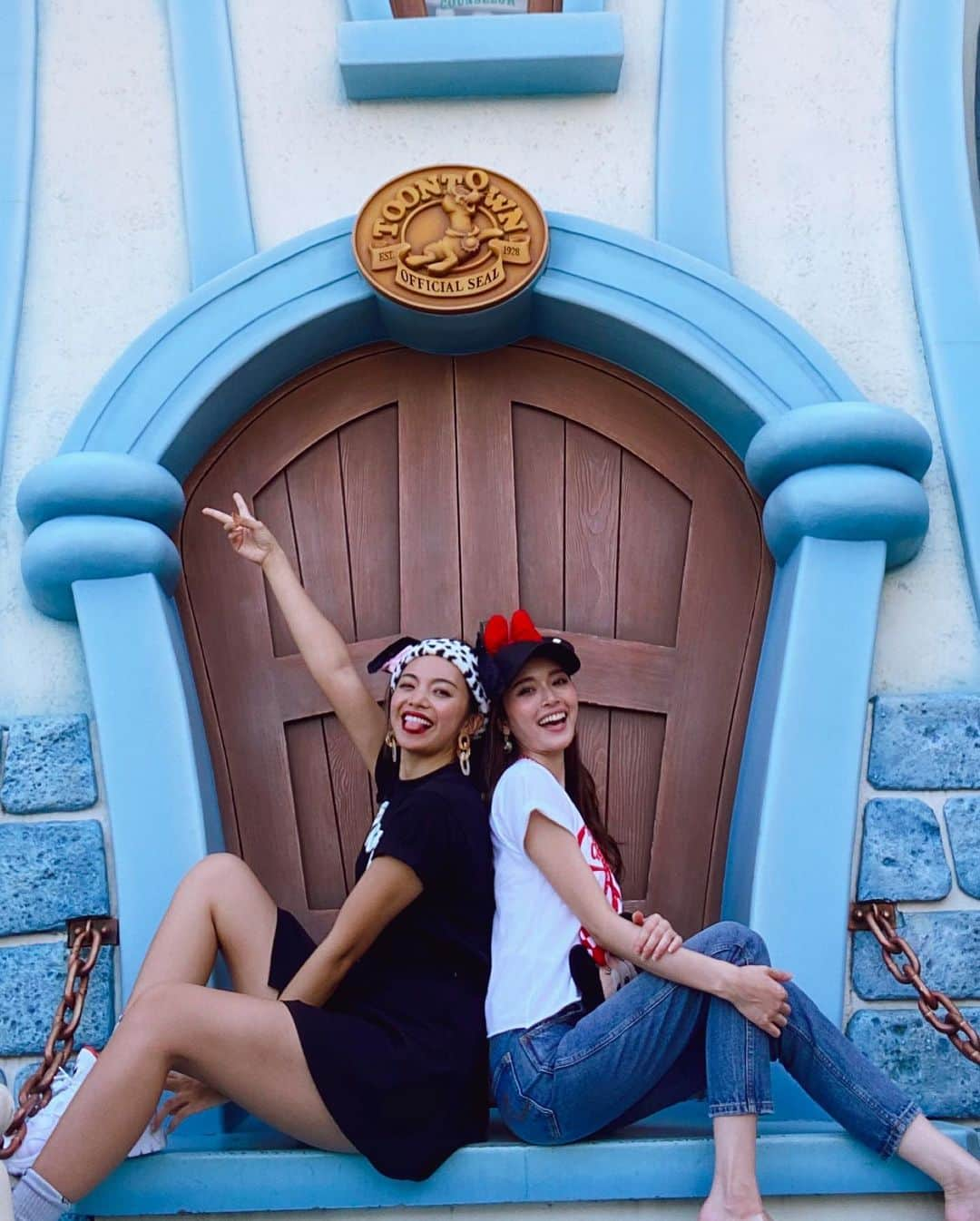 太田モニカさんのインスタグラム写真 - (太田モニカInstagram)「Disney land...🐭🏰👸 . . まじ楽しかったああ❤️ お互い誕生日近かったから お祝いって事でディズニー行ってきた✨ . . 女子あるあるなんだけどさw ディズニーいくとなんで お揃いコーデしたくなるんだろうね笑 . . でも、今回はお互いのしたいコーデに😂 . . まずはツーショットの投稿😍 明日は私のコーデ載せますっ💕 もう、既にディズニーいきたい、、 . . みなさん素敵な1日を☺︎❤︎ . . #monika #monikalifestyle  #disneyland #tokyodisneyland  #love #happy #japan #trip  . #モニカ　#モニカライフ #ディズニーランド　#バースデーディズニー　#楽しかった1日　#東京ディズニーランド」9月16日 13時54分 - x.monika86.x