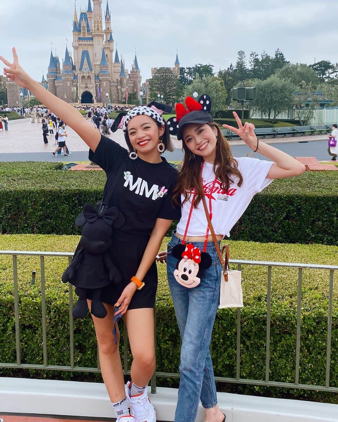 太田モニカさんのインスタグラム写真 - (太田モニカInstagram)「Disney land...🐭🏰👸 . . まじ楽しかったああ❤️ お互い誕生日近かったから お祝いって事でディズニー行ってきた✨ . . 女子あるあるなんだけどさw ディズニーいくとなんで お揃いコーデしたくなるんだろうね笑 . . でも、今回はお互いのしたいコーデに😂 . . まずはツーショットの投稿😍 明日は私のコーデ載せますっ💕 もう、既にディズニーいきたい、、 . . みなさん素敵な1日を☺︎❤︎ . . #monika #monikalifestyle  #disneyland #tokyodisneyland  #love #happy #japan #trip  . #モニカ　#モニカライフ #ディズニーランド　#バースデーディズニー　#楽しかった1日　#東京ディズニーランド」9月16日 13時54分 - x.monika86.x