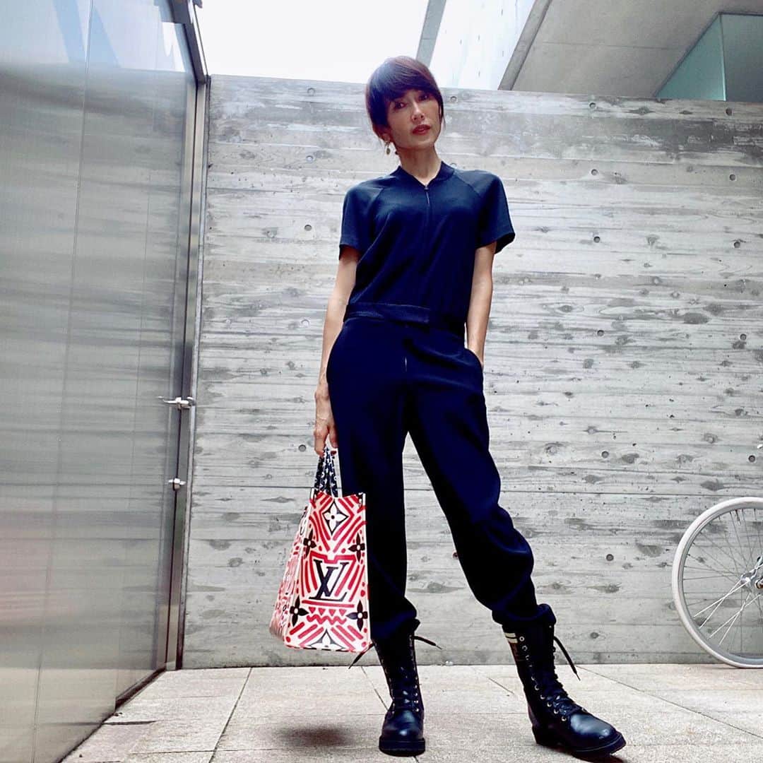 工藤静香さんのインスタグラム写真 - (工藤静香Instagram)「ここから急に寒くなっていくのでしょうか！？秋の紅葉🍁ファッション、ジャケット、トレンチコート、セーターなどなど色々楽しみたいですね🍁 今日のルックはとっても楽なオールインワンです。こちらは4年前くらいの物です。  Bag @louisvuitton  Boots @fendi」9月16日 14時05分 - kudo_shizuka