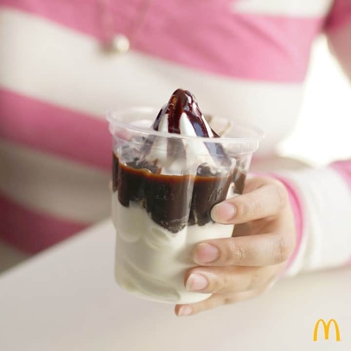 のインスタグラム：「Sweet, creamy, and oh so chocolatey! Give in to the urge and have a Hot Fudge Sundae--best after your favorite McDo meal.😋  Get it at McDonald's stores, kiosks or via McDelivery.」