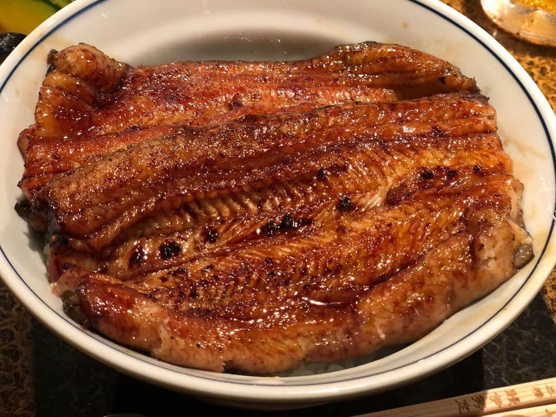 永井里菜のインスタグラム：「. . 今回はいつもの大丼に更に鰻を入れてもらいましたぁ😍😋🤤❤️ . わーーーーーい✨\( ˆoˆ )/✨ . ずっと食べてみたかったextra鰻を 三代目さんが快く作って下さって感激🥺💓✨✨✨✨✨ ワガママを聞いてくださりありがとうございます🥺‼️🙇‍♀️ . 幸せ。 . 本日もきみこばぁばは可愛かったぁ🥰💕 . #日本橋伊勢定」