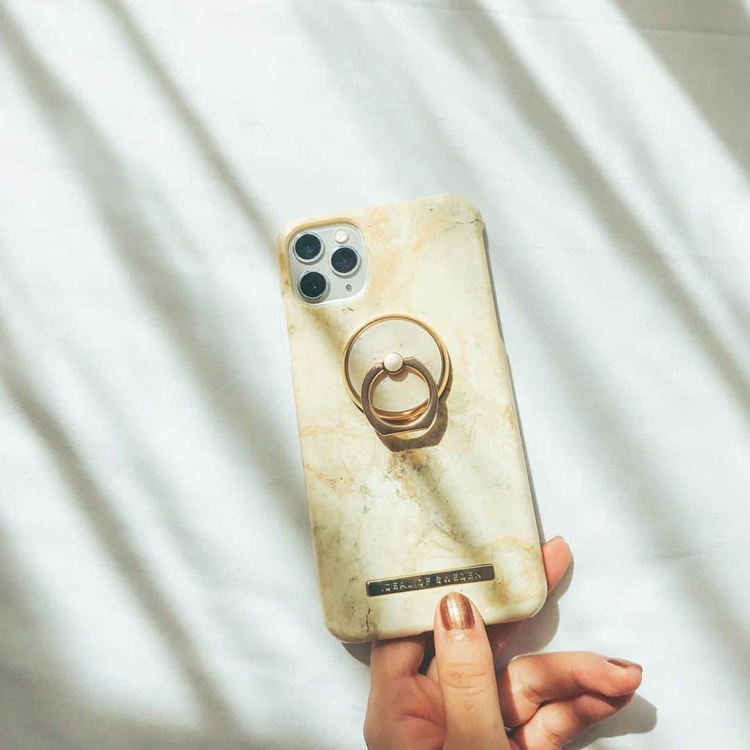 のインスタグラム：「NEW iphoneケース♡ @idealofsweden  ・ 自分らしく自分の気分で楽しめる がコンセプトでオシャレなデザインが いっぱいあったよー！！♡ そしてサステナブルなブランドで 有害プラスチックの不使用、 動物愛護、フェアトレード、寄付 梱包資材100%リサイクルも行っているそう🌏🕊 ・ クーポンコード 【arika_imura15】を使うと15%OFFで 購入できるのでぜひお使い下さい🌼 期限は9/30まで♡ ・ In paid collaboration with  #idealofsweden #caseiphone11promax #iphone#sustainable #sustainablefashion  #iphoneケース#携帯ケース  #携帯カバー#サスティナブル  #サスティナブルな暮らし」