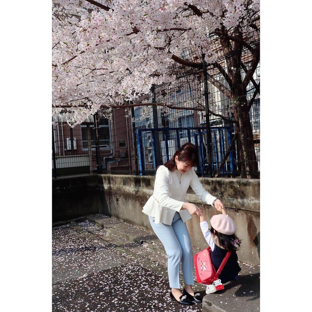 倉窪莉沙さんのインスタグラム写真 - (倉窪莉沙Instagram)「* 左は昔私が使っていたもの🐻 右は今娘が使っているもの🐰 2歳の娘が持つとバッグが ものすごく大きく見える🥺❤️ #myfirstfamiliar #みんなのデニム展 #familiar #ファミリア」9月16日 14時30分 - risa_kurakubo
