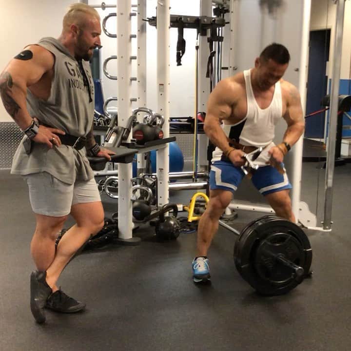 のインスタグラム：「Giantset Back with @krisgethin  Check out my YouTube link in my bio☝️ クリスゲシンと行った背中ジャイアントセット、プロフィールのリンクからフルビデオをチェック☝️  #Repost @krisgethin with @get_repost ・・・ Save this - Insane Back Workout Alert!  Back and biceps are FUCKED following an insane back workout that was lead by my longtime friend IFBB Pro @hideyamagishi .  Following several heavy sets of supported bent over rows, we went into 16 exercises back-to-back for 10 reps each (160 reps per set).   This is what it looked like:  Supported bent over rows 5x10 triple drop sets   Then the following circuit back-to back 10 reps for 3 circuits. 5 minutes rest between each circuit   T-Bar Rows Chins High hammer rows Unilateral hammer rows Low hammer rows Reverse grip smith machine rows Lat pulldowns behind the neck Lat pulldowns in front  Supported seated wide grip rows Seated neutral grip rows Straight arm rope pulldowns  Lying overhead rows Close grip pulldowns Straight arm pulldowns  Close grip cable rows  Shrugs   We filmed this brutality.   Let me know in the comments if you want to see the full workout in video format ⬇️ . Thanks for the invite, @joeino_ifbb , nothing better than a crazy workout shortly after touchdown - you’re the man!! @iriskyle @pmik726 @rocky_faith_ @joeino_ifbb @cpierce_336 @evolgear @cronos_apparel @gaspari @cardilloweightbelts @bodicafe @the_phyzeeksmith」