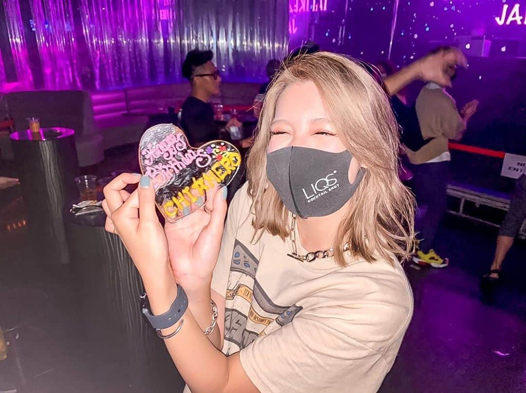 DJ CHI☆MEROのインスタグラム：「かわいいｱﾒﾁｬﾝとケーキ🎂  . さてさて今日から7日間 阪急MEN'STOKYOにてPOPUPSTORE開催です！ 女の子が着れるアイテムもあるので遊びに来てね🌱 ↓詳細はこちら↓ 【 @tcr_by_toucher_official 】」
