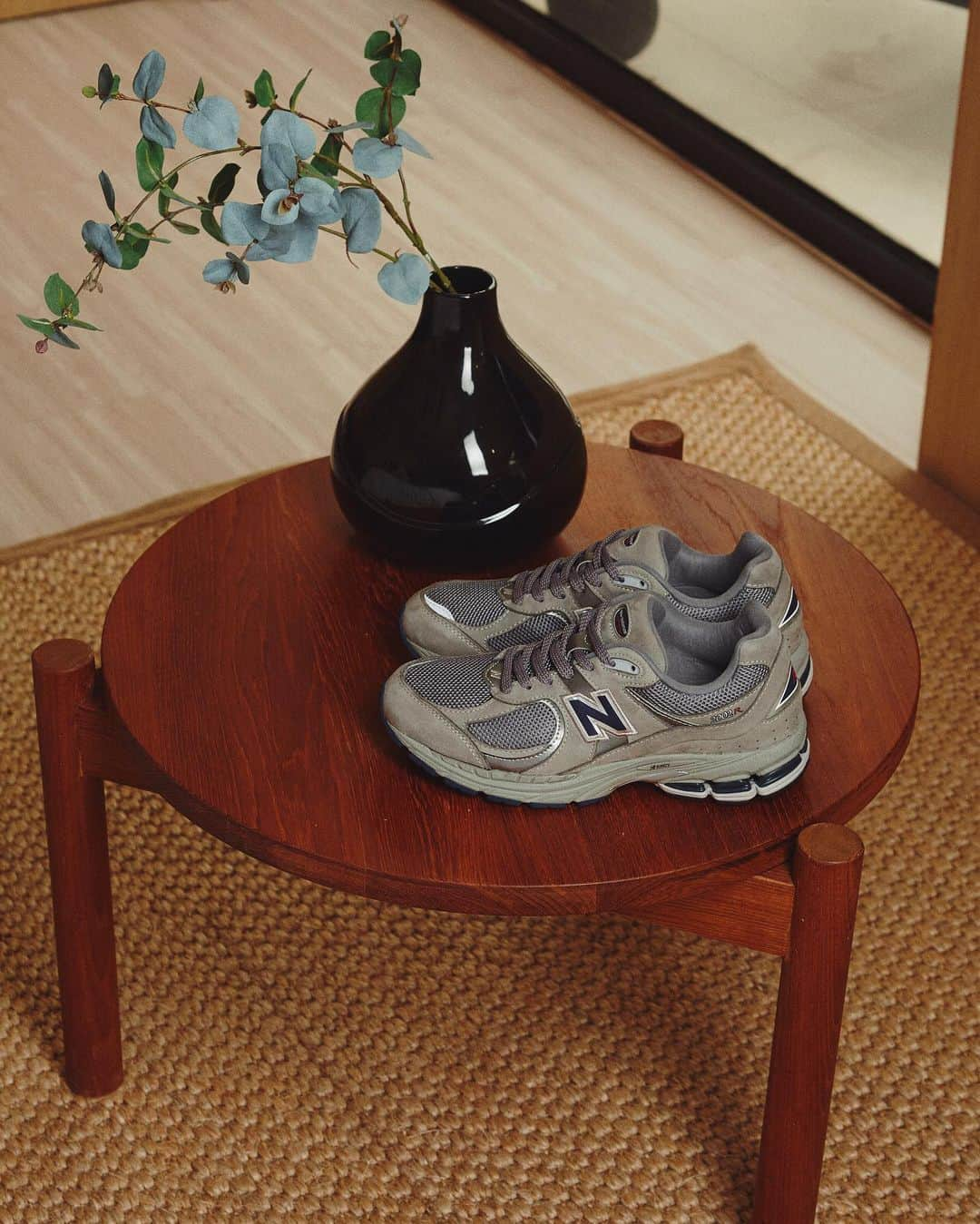 アトモスさんのインスタグラム写真 - (アトモスInstagram)「. 9/16(水)よりNewBalance ML2002RA/ RBが先行予約スタート。 Made in USAのフラッグシップモデルとして2010年に登場した「2002」。オリジナルからインスパイアされた重厚なアッパーデザインを上質なヌバック/メッシュで包み込み、N ERGYとABZORBを搭載したハイスペックソールと組み合わせたLIFESTYLEのニューモデル。 . New Balance ML2002RA / RB will be released on 9/16(WED). "2002" that appeared in 2010 as a flagship model of Made in USA. A new model of LIFE STYLE that wraps a heavy upper design inspired by the original with high-quality nubuck / mesh and combines it with a high-spec sole equipped with N ERGY and ABZORB. . #newbalance #newbalanceml2002 #ml2002 #atmos #ニューバランス #アトモス」9月16日 14時26分 - atmos_japan