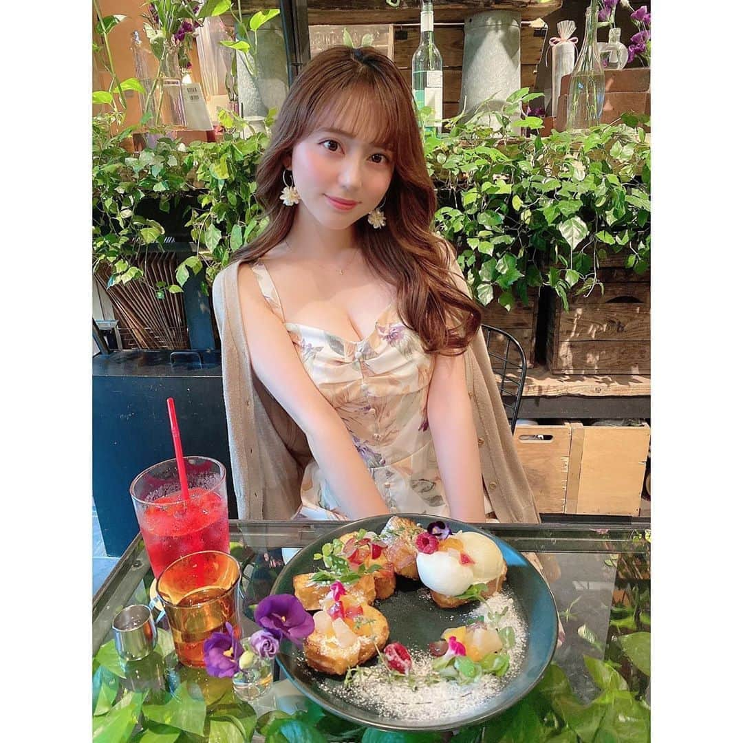 堀尾実咲さんのインスタグラム写真 - (堀尾実咲Instagram)「@aoyamaflowermarket_teahouse 行ってきた💐  お花に包まれながら お食事できる空間が 幸せ過ぎてほっこり☺️  お家に飾るお花も買ったよお💕  #aoyamaflowermarketteahouse #青山フラワーマーケットティーハウス #aoyamaflowermarket #青山フラワーマーケット #flowers #お花 #lunch #ランチ #オムライス #フレンチトースト #cafe #カフェ #青山 #表参道」9月16日 14時27分 - misaki.horio