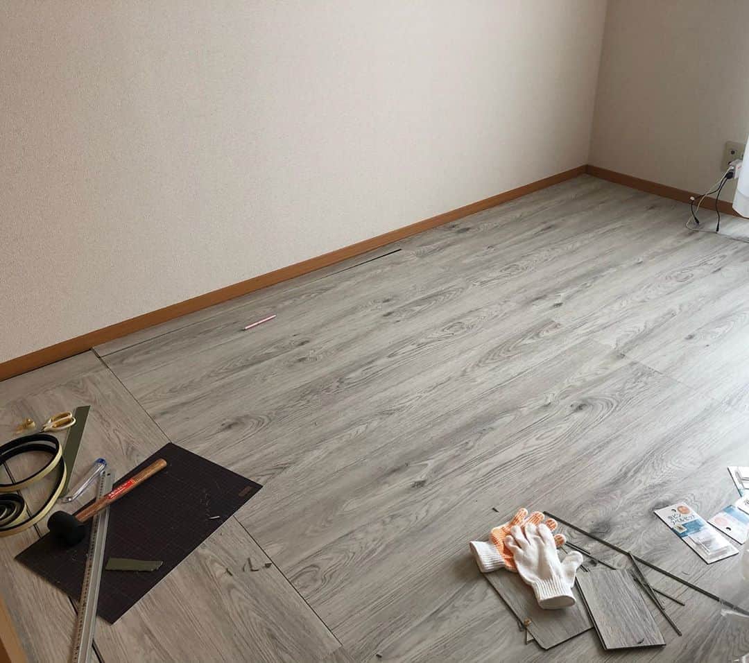 R!Nさんのインスタグラム写真 - (R!NInstagram)「今日は作業部屋の床DIYから。 白を基調としたおしゃれな自宅スタジオを目指して頑張ります！  これから壁にとりかかります。  #DIY #DIY女子 #フロアタイル #白 #ヴィンテージ #自宅スタジオ #studio #homestudio」9月16日 14時29分 - rin_gemie