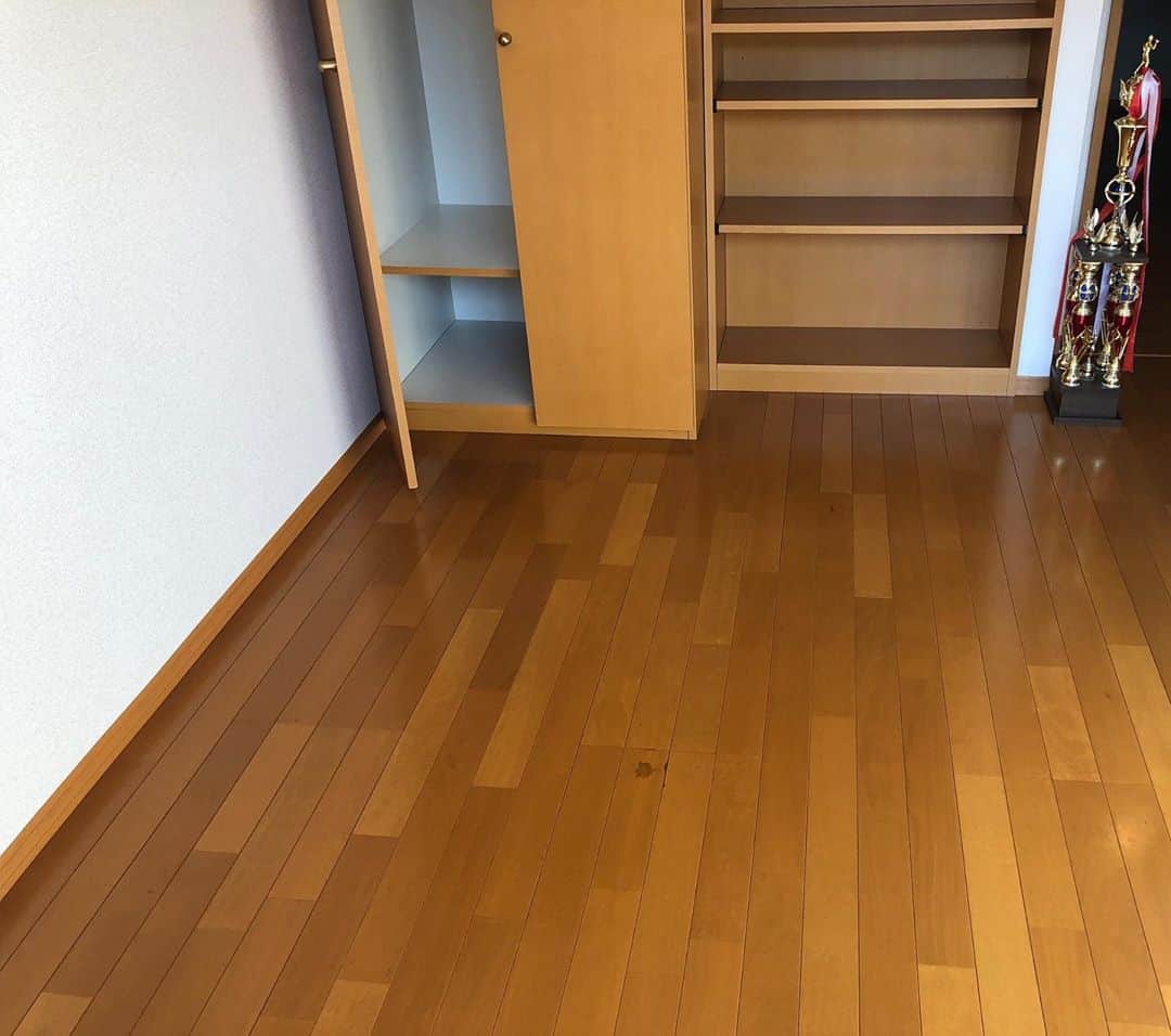 R!Nのインスタグラム：「今日は作業部屋の床DIYから。 白を基調としたおしゃれな自宅スタジオを目指して頑張ります！  これから壁にとりかかります。  #DIY #DIY女子 #フロアタイル #白 #ヴィンテージ #自宅スタジオ #studio #homestudio」