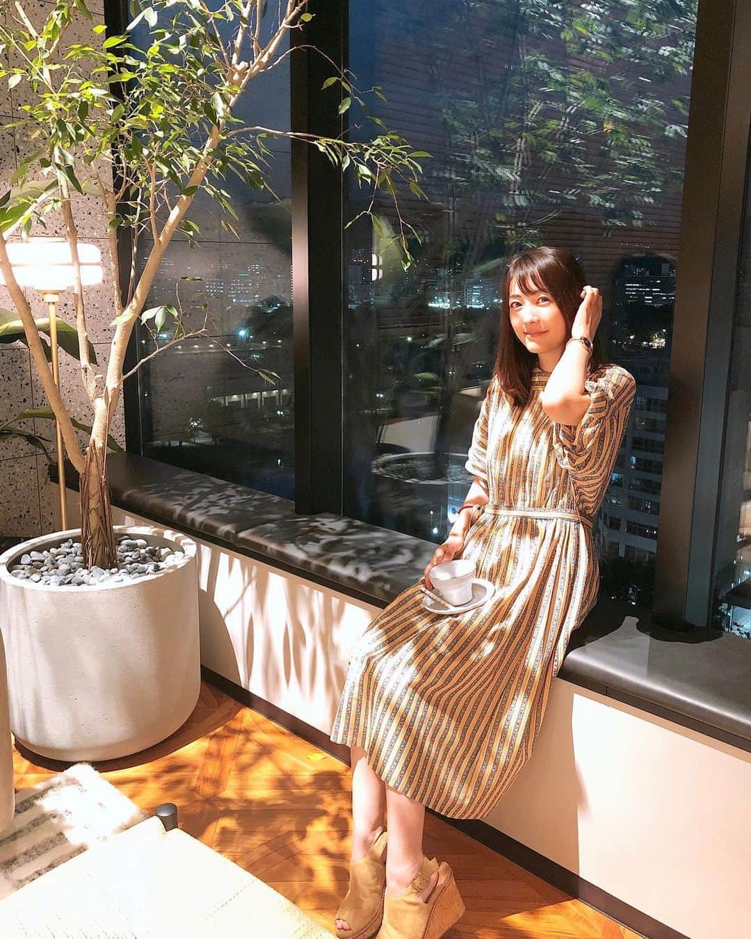 うえむらちかのインスタグラム：「8月にオープンしたばかりの平和大通りに面したホテル @hoteltheknothiroshima のルーフトップバーで女子会してきました☕️﻿ ﻿ 内装もオシャレだし﻿ 景色も最高🌃﻿ 何より何時間も寛げるロビー空間は女子会にもぴったりですね（ついつい長く居過ぎちゃうけど笑）﻿ ﻿ ﻿ この日の #coordinate は👗﻿ ﻿ #dress ☞ 祖母のお下がり﻿ #shoes ☞ @randa_pic  #watch ☞ @liakulea_japan﻿ （10%OFFクーポンコード☞uemurik）﻿ ﻿ またまた #おさがりシリーズ のワンピースの登場ですが👵﻿ 友達にもおばあちゃんオシャレだねと褒められて2倍嬉しい効果が👍﻿ ﻿ 腕時計は新しくおろした﻿ #リアクレア のLaule'a L08﻿ ハワイの星空がデザインされたお気に入りの⌚️﻿ ﻿ ワンピの黄色と時計のゴールドを合わせました💫﻿ ﻿ ﻿ #時計 #腕時計﻿ #腕時計倶楽部 #手元倶楽部 #liakulea #ハワイ#ハワイ時計 #時計好きな人と繋がりたい ﻿ #広島 #広島スポット #広島ホテル﻿ #ザノット #ホテルザノット #広島観光﻿ #コーディネート #ワンピース﻿」