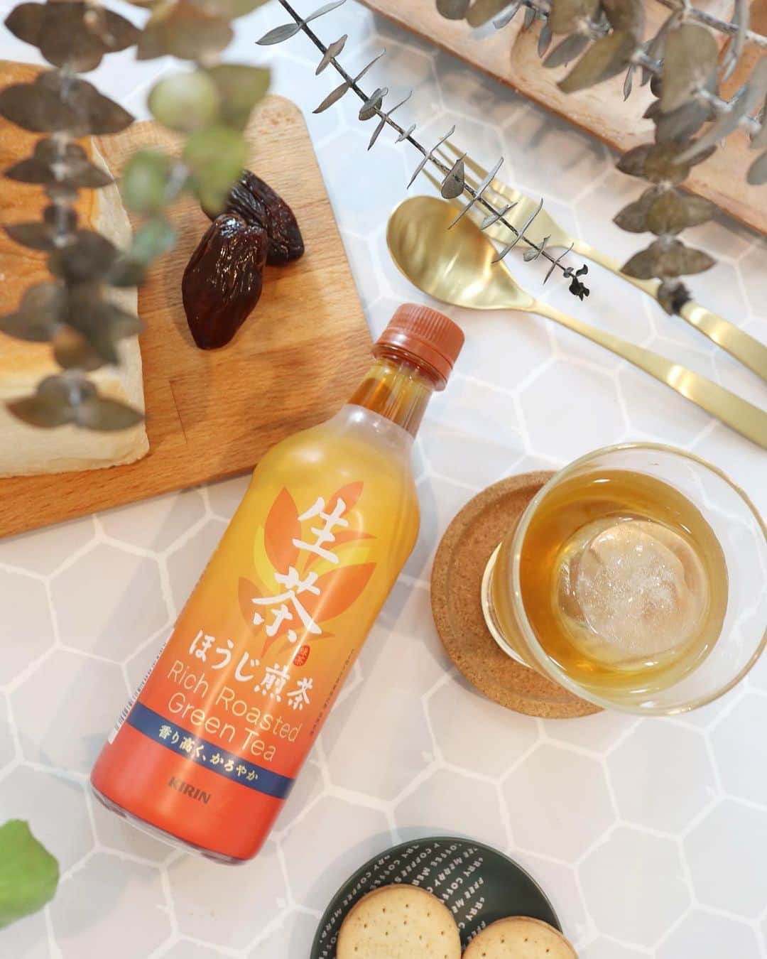 リナのインスタグラム：「@kirin_beverage ☕︎  お仕事お疲れ様っ そろそろお茶の時間にしませんか☕︎？  #生茶 から新しく 「生」で進化した#ほうじ茶  『キリン 生茶 ほうじ煎茶』が発売されましたよ★  深煎りしたほうじ茶葉と 微粉砕したほうじ粉の甘香ばしいコクに、 まる搾りした生茶葉を加え、 香ばしさがありつつも今までにない軽やかな飲み口のお茶🍵  キャンペーンサイトにアクセスして 対象商品画像とJANコードを入力すると 可愛いディズニーキャラクターの動くフォトフレームが🏰  いろんな表情を見せてくれるので、 お友達や家族みんなで楽しめますよ🎵  ◆対象商品◆ 〈キリン生茶 ほうじ煎茶600ml〉 〈キリン生茶 ほうじ煎茶525ml〉 〈キリン生茶 ほうじ煎茶280ml〉  ◆サイトはこちら◆ http://disney-photoframe.kirin.co.jp/  是非遊んでみてね〜🐭 ...................................................... #キリン #自分の顔が動き出す #生茶ほうじ煎茶 #ほうじ茶に生 #PR #ディズニー #ディズニーキャラクター #ミッキーマウス #ミニーマウス #プーさん #エルサ #キリンビバレッジ #ほうじ茶 #フォトフレーム #セルフィー #disneygram #selfie #ディズニー好きと繋がりたい #お茶の時間 #ほっと一息」