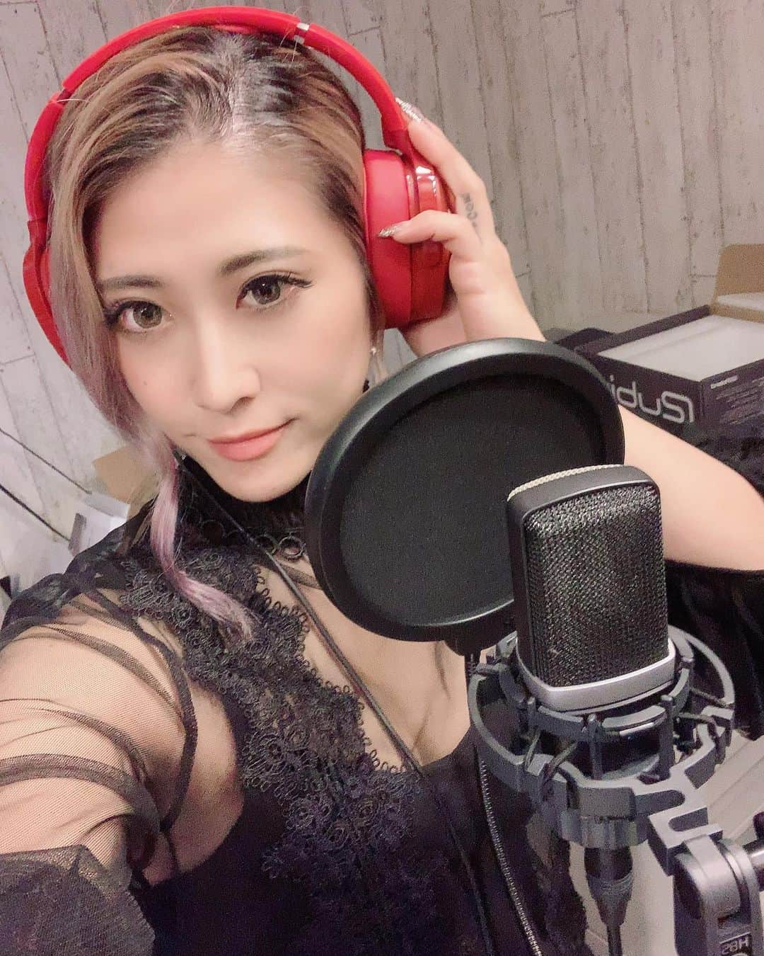 Kumiのインスタグラム：「. 配信でも沢山の人にお届けできるように... showの曲をオリジナルで作り直して貰って そのレコーディングをして来ました💋 . . 最高じゃない？？ めちゃくちゃ嬉しい！！！ . . 更に進化している #くみりりーの日 お楽しみに✊🔥🔥🔥 . . . #強めのラインナップ　#リリクミイブキの日　#レコーディング　#singer #シンガー　#歌手　#バーレスク東京 #スーパーバーレスク東京 #burlesque #burlesquetokyo #インスタ映え #自撮り #selfie」