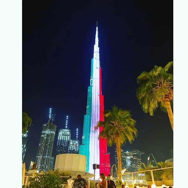 七瀬遥のインスタグラム：「ブルジュ・カリファがメキシコの旗にイルミネーションされました🇲🇽✨初めて見ました😊綺麗✨✨ドバイのエネルギーは本当に豊かさに溢れています✨✨暫くはドバイの投稿を続けます😆   #ブルジュハリファ#最高#美しい#ドバイ#感動#ワクワク#メキシコ#LED#night#happy#beautiful#happiness#trip#Dubai#good#smile#japan」