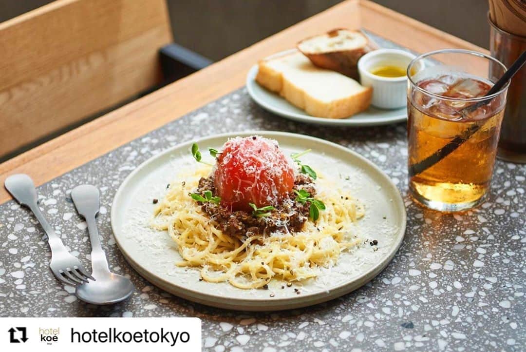 コエのインスタグラム：「#Repost @hotelkoetokyo with @make_repost ・・・ ・ koe lobby -seasonal menu- ・ 好評いただいているシーズナルメニューパスタ🍝 平日のランチ(11:00-15:00)はお得なドリンクセットでお楽しみいただけます。 9月末までの販売です、ぜひお試しください。 ・ menu ○じゅわトマボロネーゼ  (パン or サラダ付)￥1,500+tax ビーフコンソメを染み込ませたトマトを丸ごとトッピングしたボロネーゼ。  ○ とろたまペペロンチーノ  (パン or サラダ付) ￥1,250+tax 濃厚な卵に、 にんにく・唐辛子を合わせたカルボナーラ風ペペロンチーノ。  ・ ※現在、新型コロナウイルス感染拡大防止の為、営業時間を縮小して営業しております。 ・ koe lobby 渋谷　(koe shibuya 1F) morning : 7:30~11:00(L.O 10:30) louch&cafe : 11:00〜20:00 (lo.19:30) ・ 〒150-0042 東京都渋谷区宇田川町３−７ tel.03-6712-7257  ・ #koe#koelobby#hotelkoe#tokyo#shibuya#shibuyacafe#japan#bread #morning#breakfast#lunch#bread#pasta #일본 #시부야 #아침 #コエ #コエロビー #ホテルコエ#shibuya #渋谷 #渋谷カフェ#渋谷ランチ#パン#テイクアウト#パスタ#🍝」