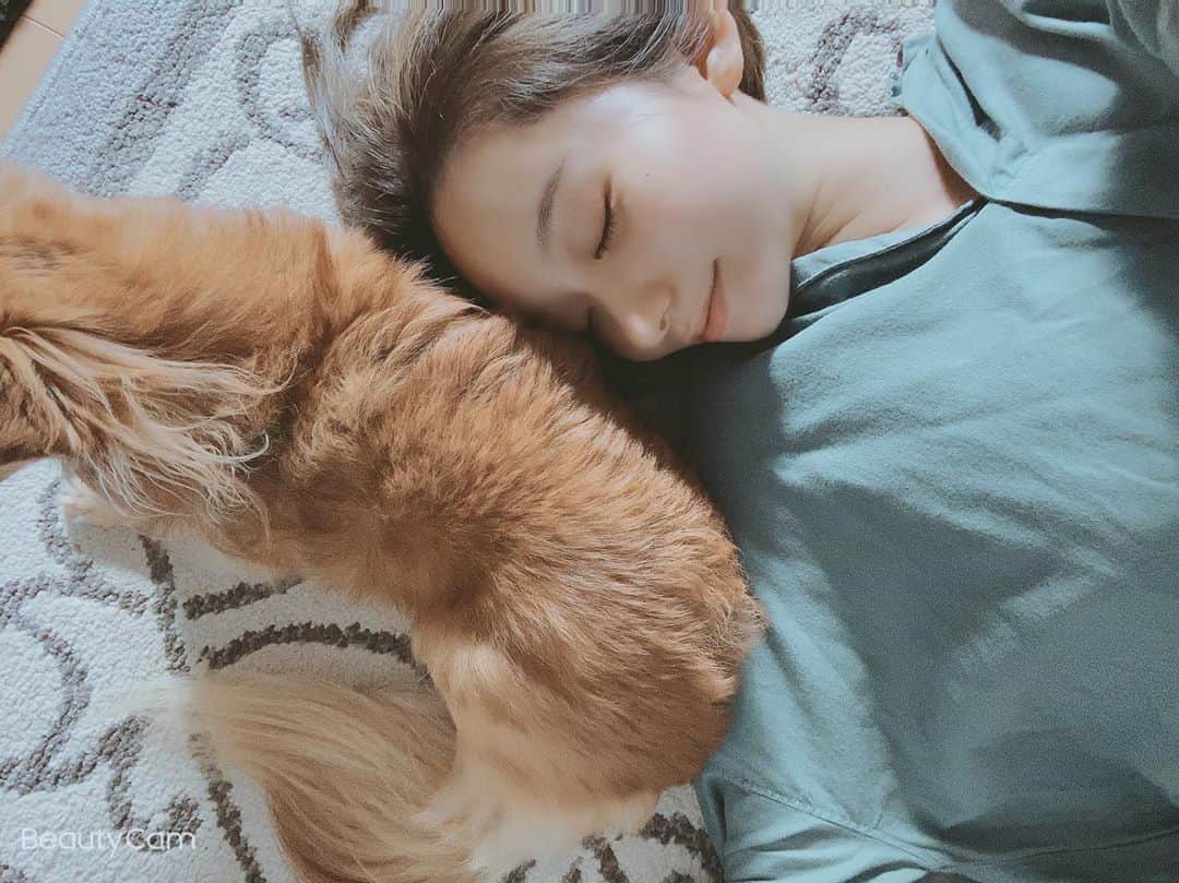 大石ほのかのインスタグラム：「かぁわいいここな♡ 帰ってきたらべったりここな 寂しかったねぇ」