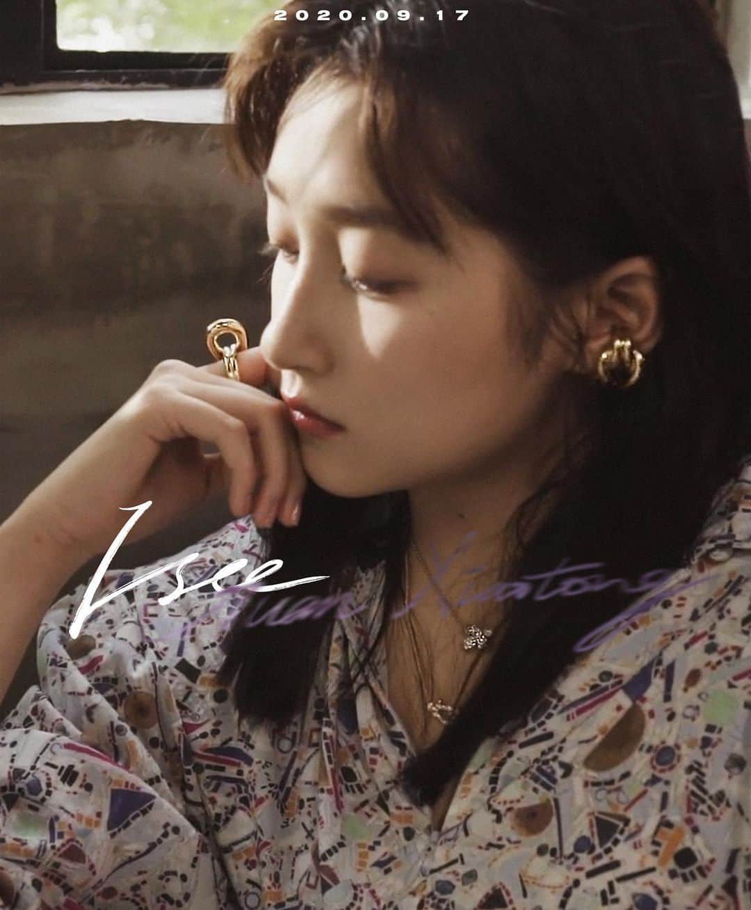 クアン・シャオトン（Guan Xiaotong）のインスタグラム：「I see🌙 soon u🍦will see ✨✨✨✨」