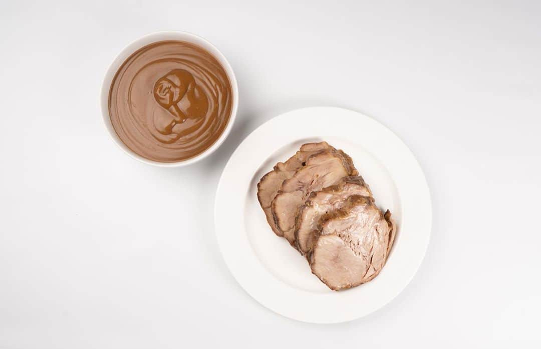Zippy's Restaurantsのインスタグラム：「With the stay-at-home order being extended itʻs time to stock-up on Zippyʻs Tray Pacs: Roast Pork, Sweet and Sour Spareribs, Oxtail Soup and Corned Beef Hash Patties! Pick up frozen at Zippyʻs locations, bring home and serve when youʻre hungry. Order and pay ahead on Zippys.com or our mobile app so that you can use our no-contact, curbside pickup and stay in your car.」