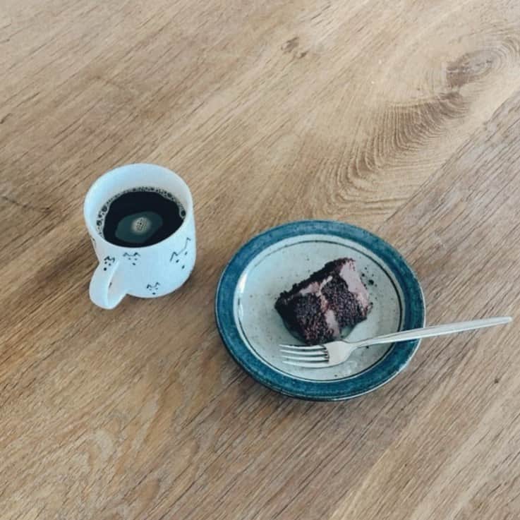 金原杏奈のインスタグラム：「Vegan chocolate cake with chicory coffee 🖤」