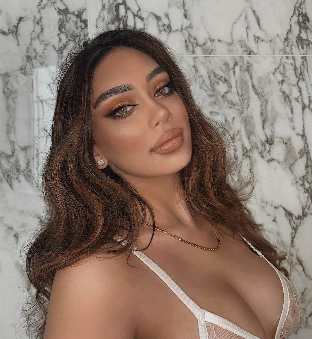 JANICE JOOSTEMAさんのインスタグラム写真 - (JANICE JOOSTEMAInstagram)「🍂 Autumn Glam  EYESHADOW: @anastasiabeverlyhills @norvina Pro Pigment Vol. 3 (A3, E4 on top) (E1 under outer corner)  MASCARA: @guerlain Mad Eyes Buildable Mascara SMUDGE EYELINER: @narsissist Duo Eyeshadow in ‘Pandora’  LIPS: @hudabeauty ‘Trendsetter’ lipliner with Power Bullet Matte Lipstick in ‘Anniversary’  EYEBROWS: @anastasiabeverlyhills Brow Wiz in ‘Ebony’ and ‘Dark Brown’ HIGHLIGHT: @diormakeup Luminizer in ‘003’ @GOOSEBERRYINTIMATES BRALETTE」9月16日 6時24分 - janicejoostemaa