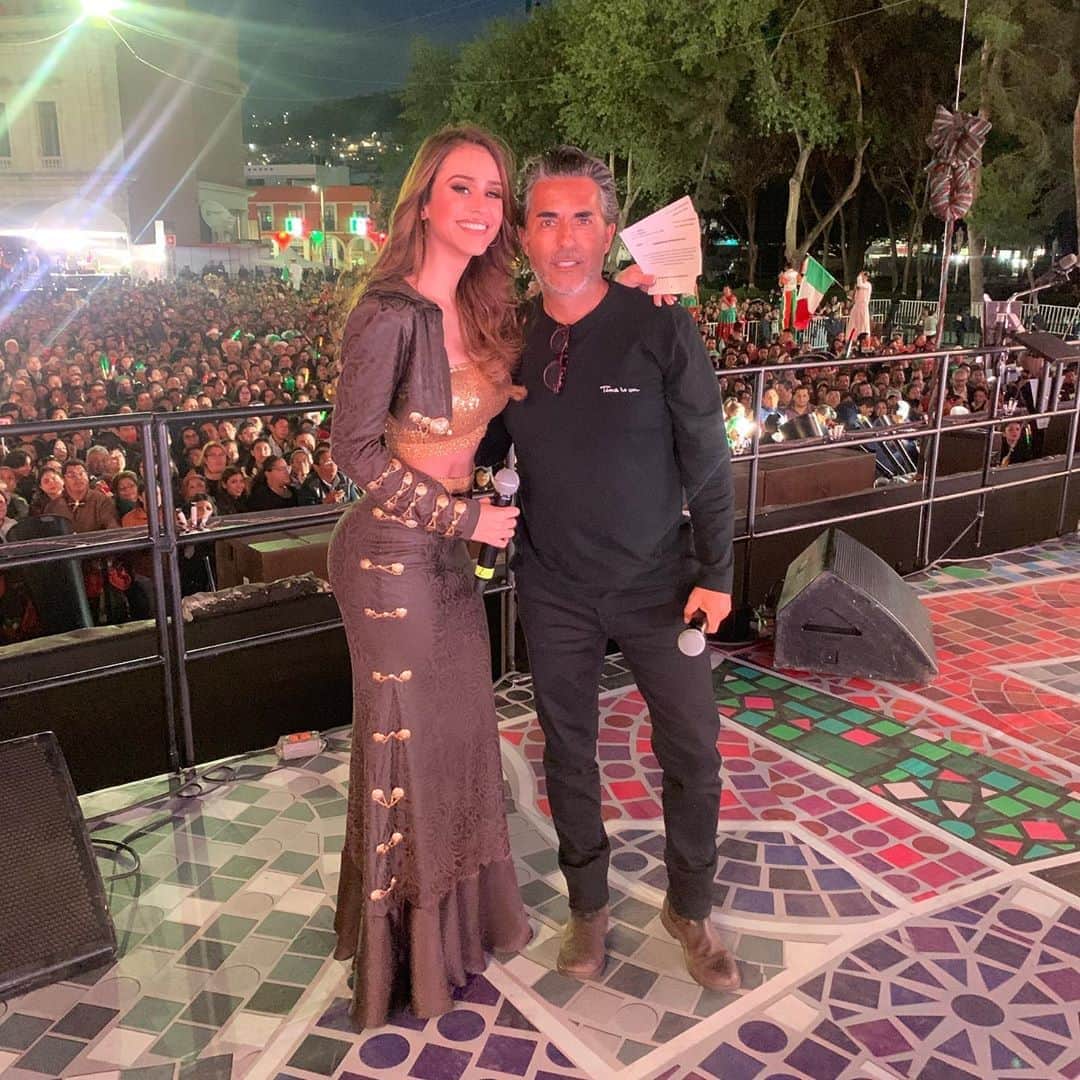 ヤネット・ガルシアのインスタグラム：「Volveremos a estar así tan unidos y juntitos para festejar y celebrar La Independencia de México como nos gusta a todos los mexicanos. Amo con toda mi alma mi País y mi gente tan trabajadora y con esa calidez humana que nos hace ÚNICOS EN TODO EL MUNDO! 🇲🇽❤️ Que bellos momentos mi @negroaraiza un gusto siempre compartir escenario contigo!  VIVA MÉXICO!!!! 🇲🇽」