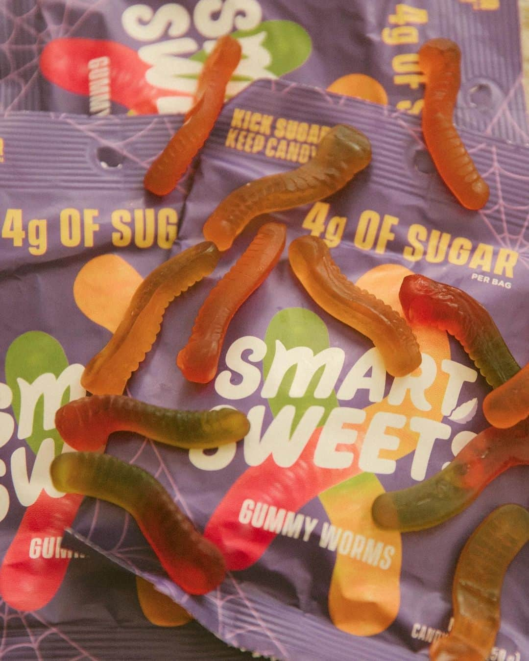 Amber Fillerup Clarkさんのインスタグラム写真 - (Amber Fillerup ClarkInstagram)「Snack break 😋 Excited to team up with @smartsweets for the launch of their new #KickSugar Gummy Worms with a giveaway! These have good ingredients and only 4g of sugar per bag - we love them! They get delivered to your door so would be perfect for however you choose to celebrate Halloween 🕸️ To win one month’s supply of #GummyWorms, follow @smartsweets and @amberfillerup, like this photo and tag up to 10 friends! Winner must be a US or Canadian citizen to enter. #SmartSweets #ad」9月16日 6時34分 - amberfillerup