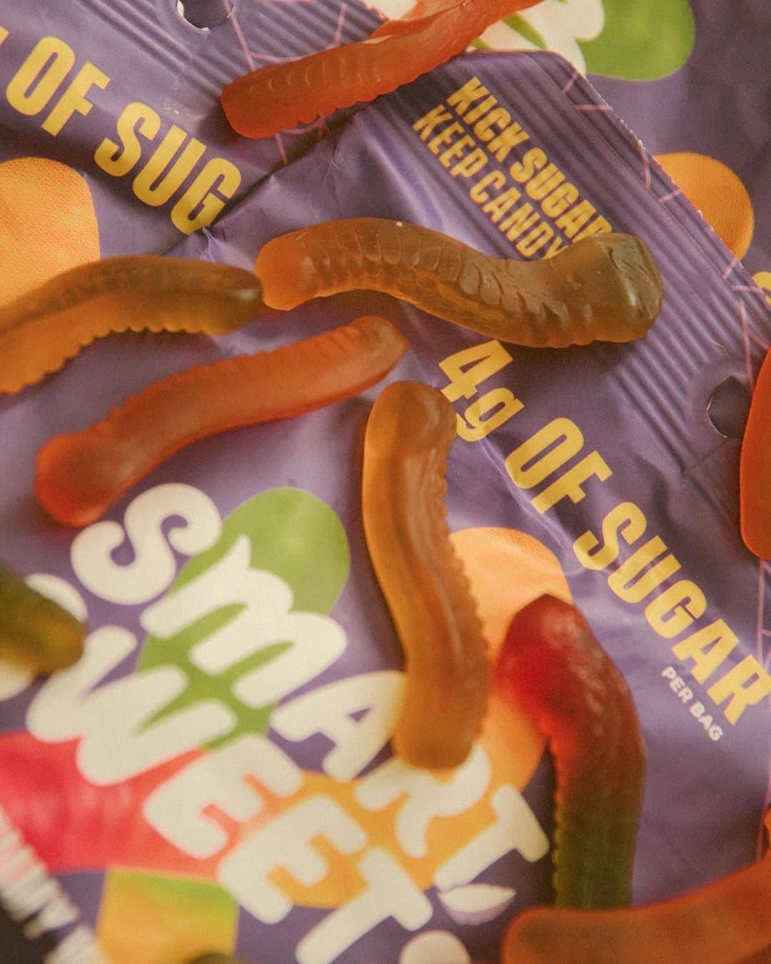 Amber Fillerup Clarkさんのインスタグラム写真 - (Amber Fillerup ClarkInstagram)「Snack break 😋 Excited to team up with @smartsweets for the launch of their new #KickSugar Gummy Worms with a giveaway! These have good ingredients and only 4g of sugar per bag - we love them! They get delivered to your door so would be perfect for however you choose to celebrate Halloween 🕸️ To win one month’s supply of #GummyWorms, follow @smartsweets and @amberfillerup, like this photo and tag up to 10 friends! Winner must be a US or Canadian citizen to enter. #SmartSweets #ad」9月16日 6時34分 - amberfillerup