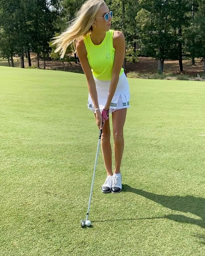 Elise Lobbのインスタグラム：「😜⛳️ U.S. Open week! 🥳do you like playing music while you’re golfing or nahhh ?! 🧐 #golf」