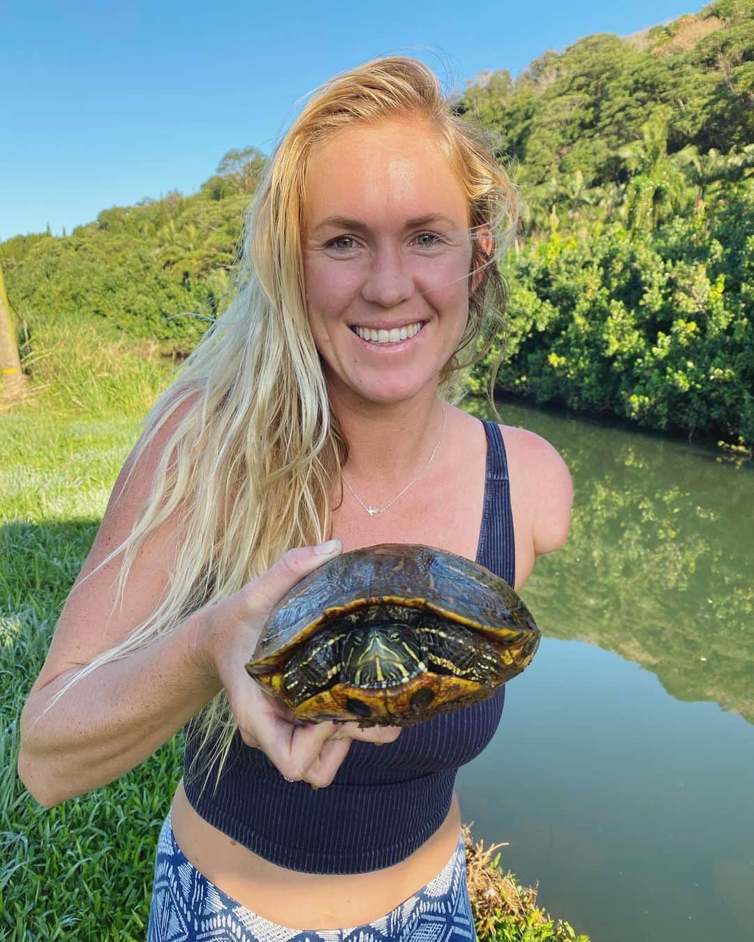 Bethany Hamiltonのインスタグラム：「Fun lil animal story I thought I’d share with y’all. I was on my way to go surfing one day and there was a turtle crossing the road!!!  I pulled over my vehicle cause I thought the lil thing was going to get run over. He was defiantly in the line of tire fire. I picked up the little guy and tossed the turtle back into its river home! Now I want a pet turtle 🤪🤗💙🐢」