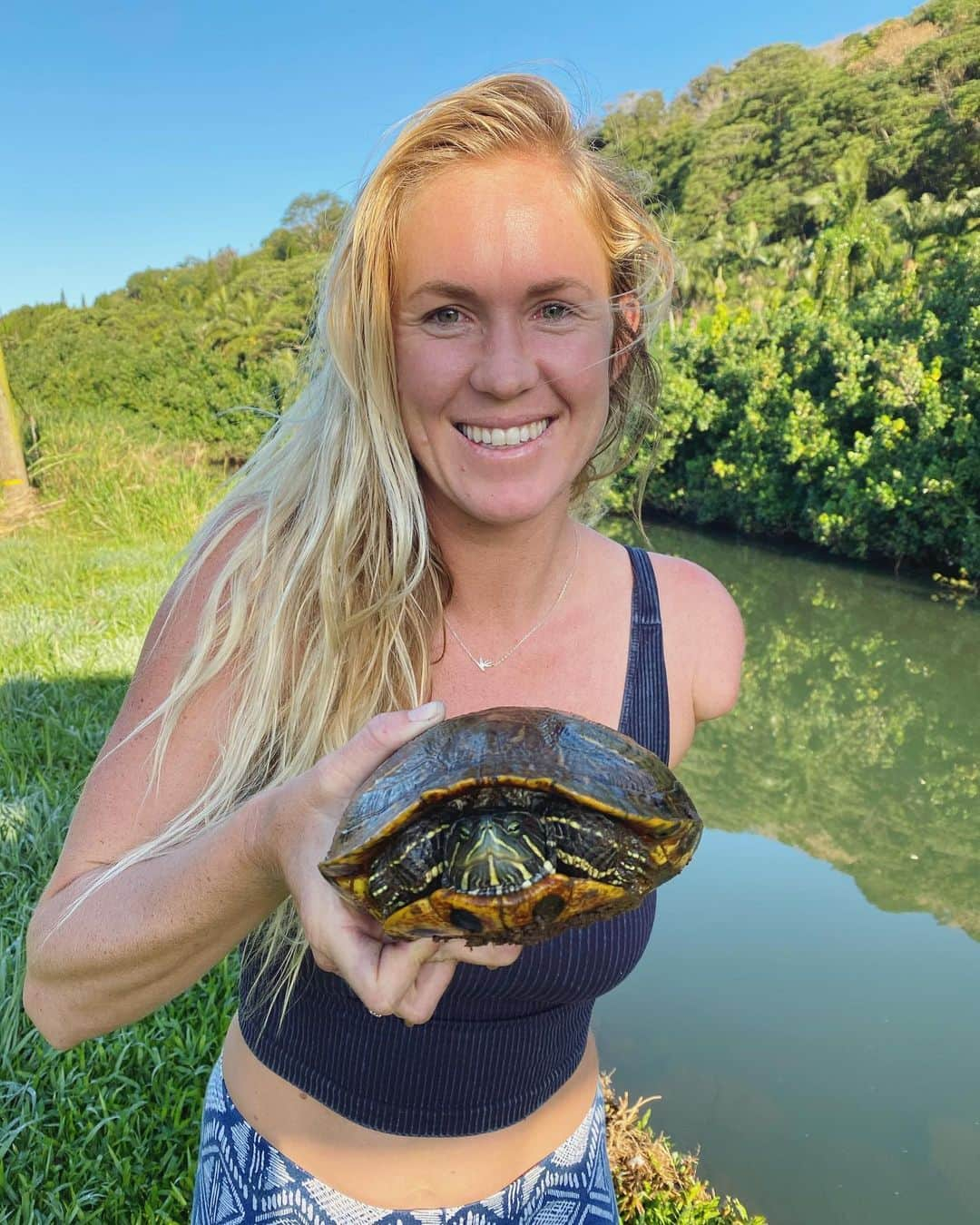 Bethany Hamiltonさんのインスタグラム写真 - (Bethany HamiltonInstagram)「Fun lil animal story I thought I’d share with y’all. I was on my way to go surfing one day and there was a turtle crossing the road!!!  I pulled over my vehicle cause I thought the lil thing was going to get run over. He was defiantly in the line of tire fire. I picked up the little guy and tossed the turtle back into its river home! Now I want a pet turtle 🤪🤗💙🐢」9月16日 6時41分 - bethanyhamilton