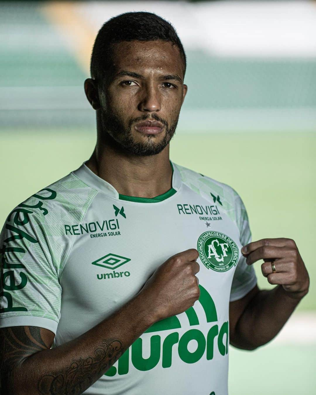 フェリペ・ガルシアのインスタグラム：「Agora sou CHAPE!💚 Feliz demais em poder vestir essa camisa e ser jogador da Chapecoense!  Não faltarão empenho, dedicação e motivação para defender essas cores dentro de campo!  #vamosChape ⚽️🏹💚 📸 @foto_mcunha」