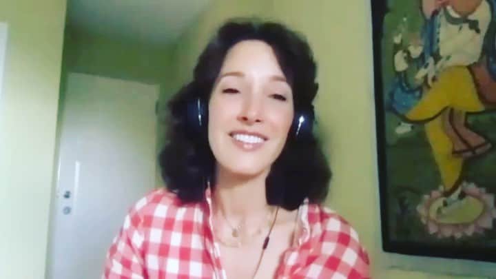 キャサリン・メーニッヒのインスタグラム：「We finally got @thejenniferbeals on 👖 New epi tomorrow. Link in bio」