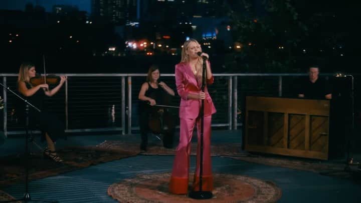 Kelsea Balleriniのインスタグラム：「🎀 a country song (ballerini album version) last night on @latelateshow 🎀」