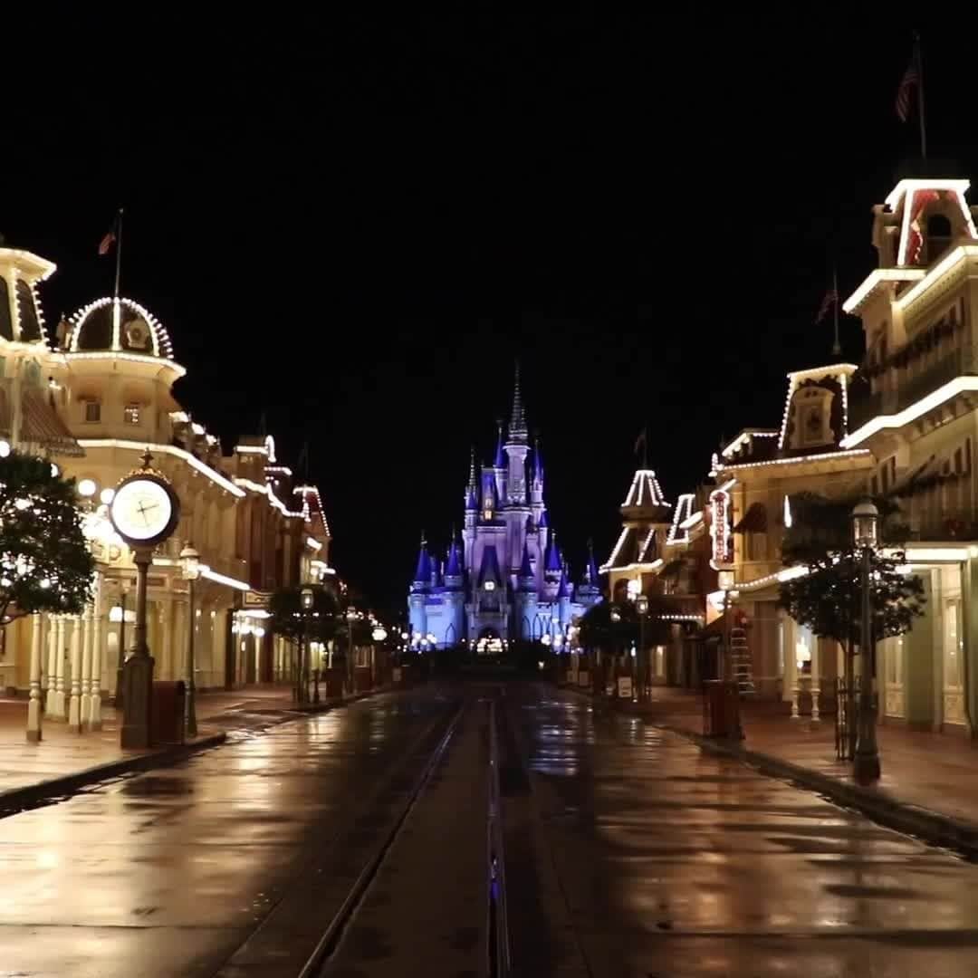Walt Disney Worldのインスタグラム：「Cast members added fall décor to celebrate the season. 🎃 Is fall your favorite time to visit Magic Kingdom Park?」