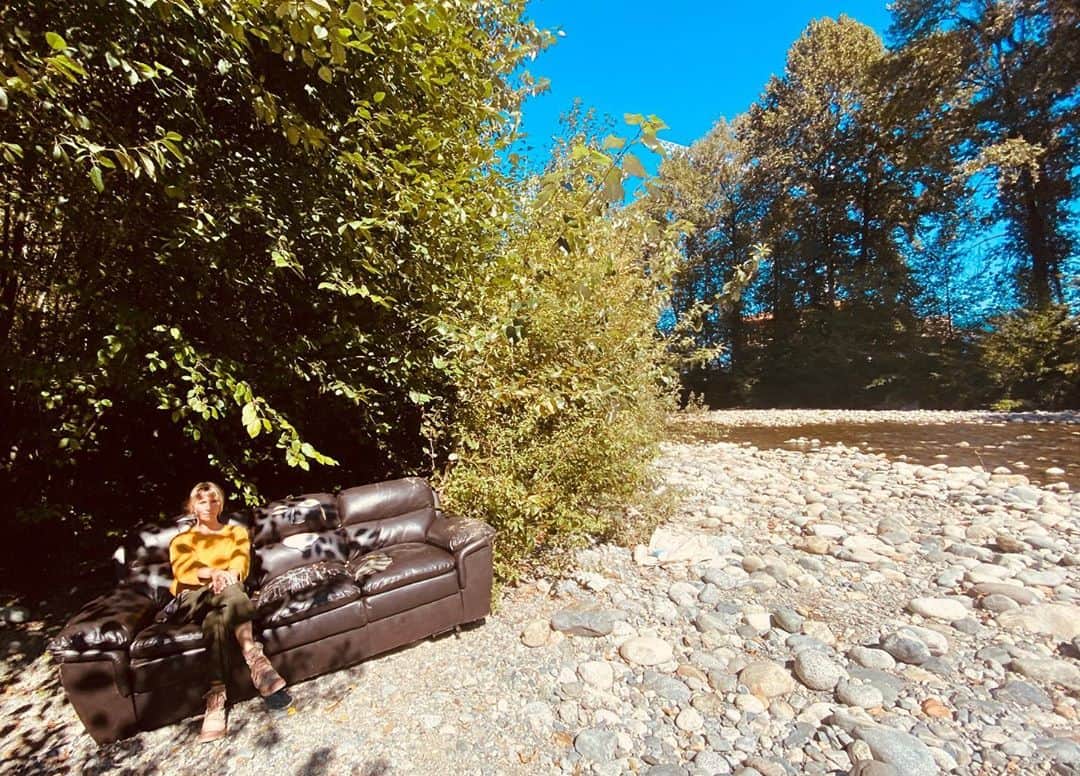 ミッキー・サムナーのインスタグラム：「Take a seat 💺. (Taken before the skies where smoked up 😩)」